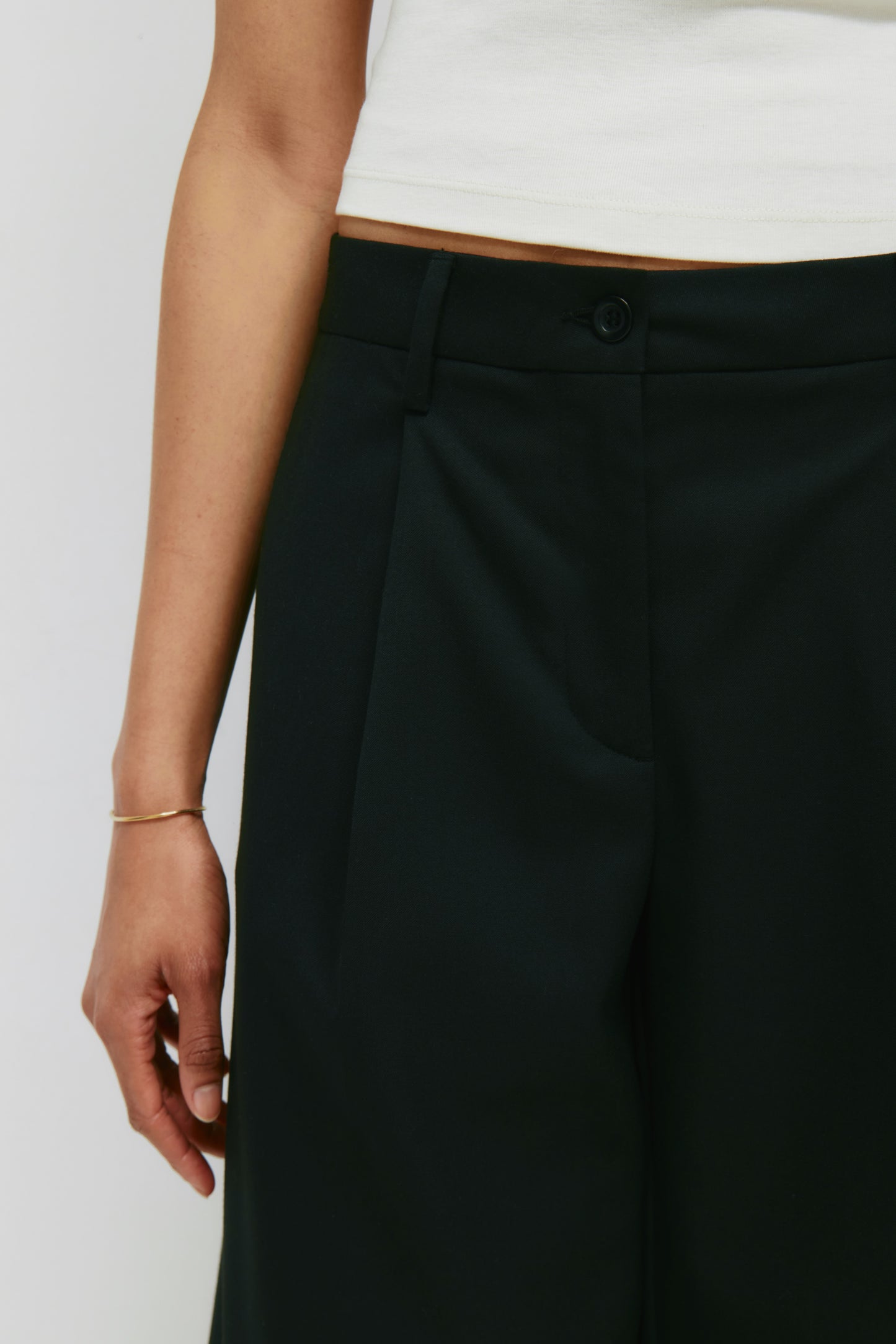 Women's Low Rise Trouser Short in Black