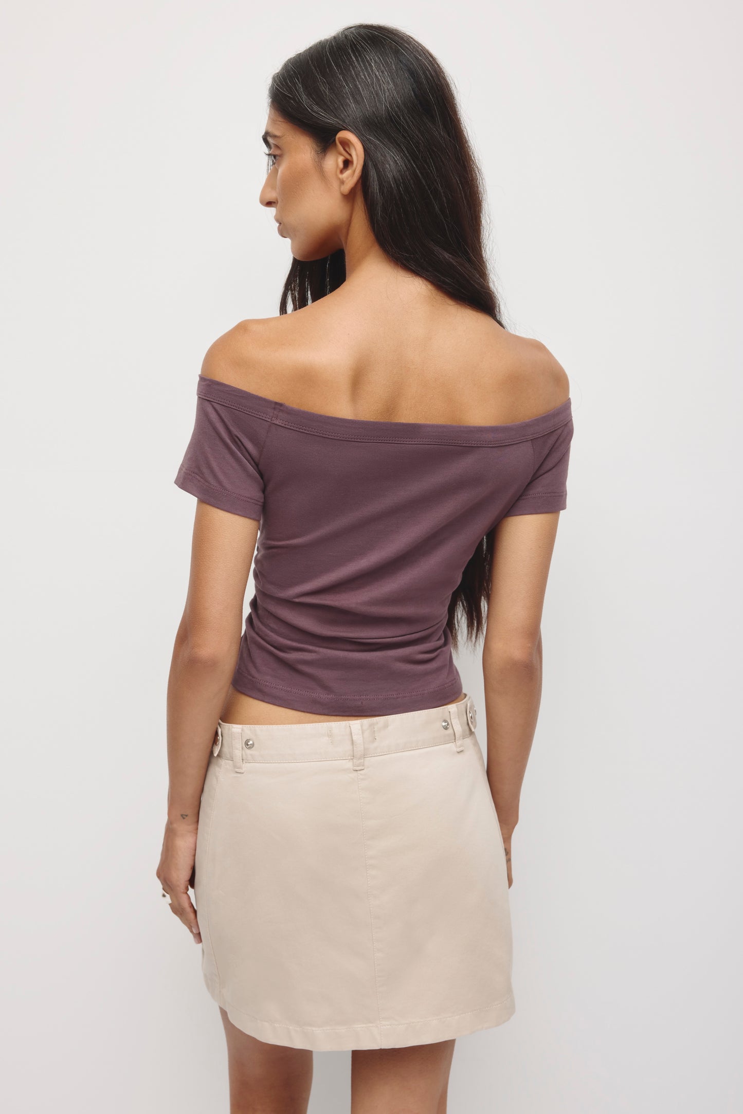 Women's Off Shoulder Ruched Tee in Raisin