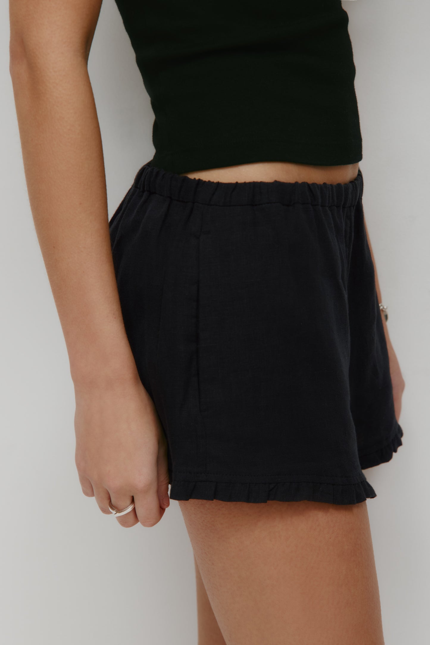 Women's Sila Linen Short in Black