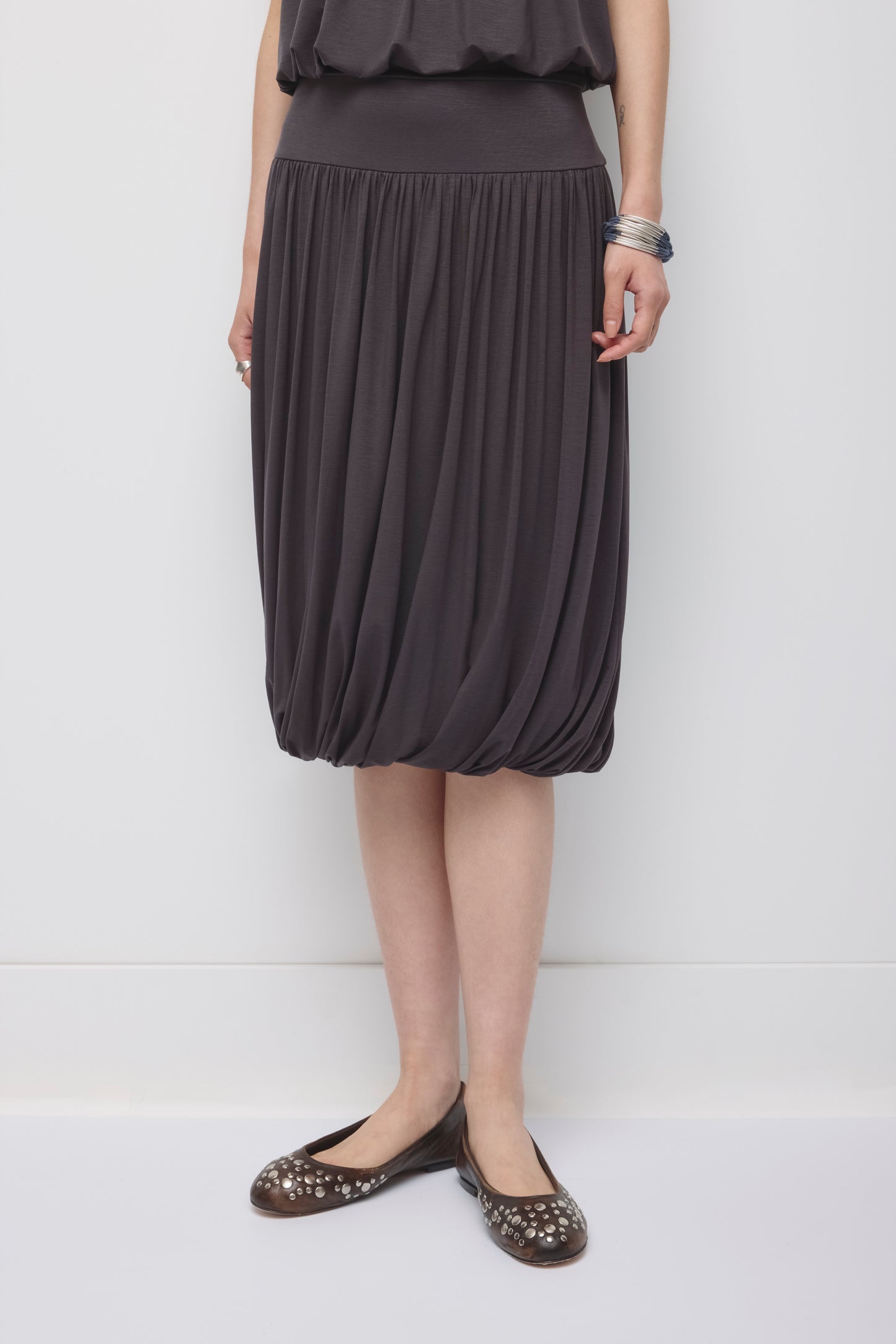 Women's Yazi Balloon Skirt in Charcoal