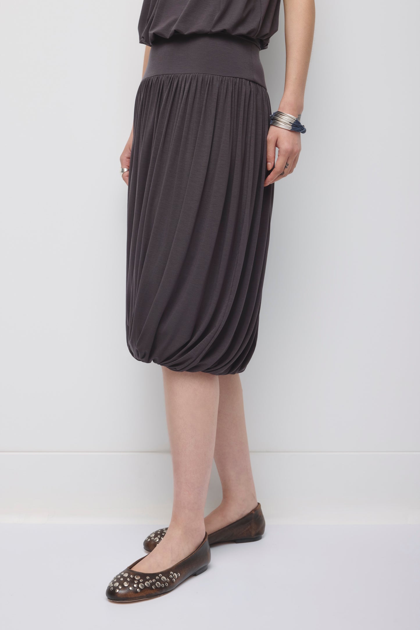 Women's Yazi Balloon Skirt in Charcoal