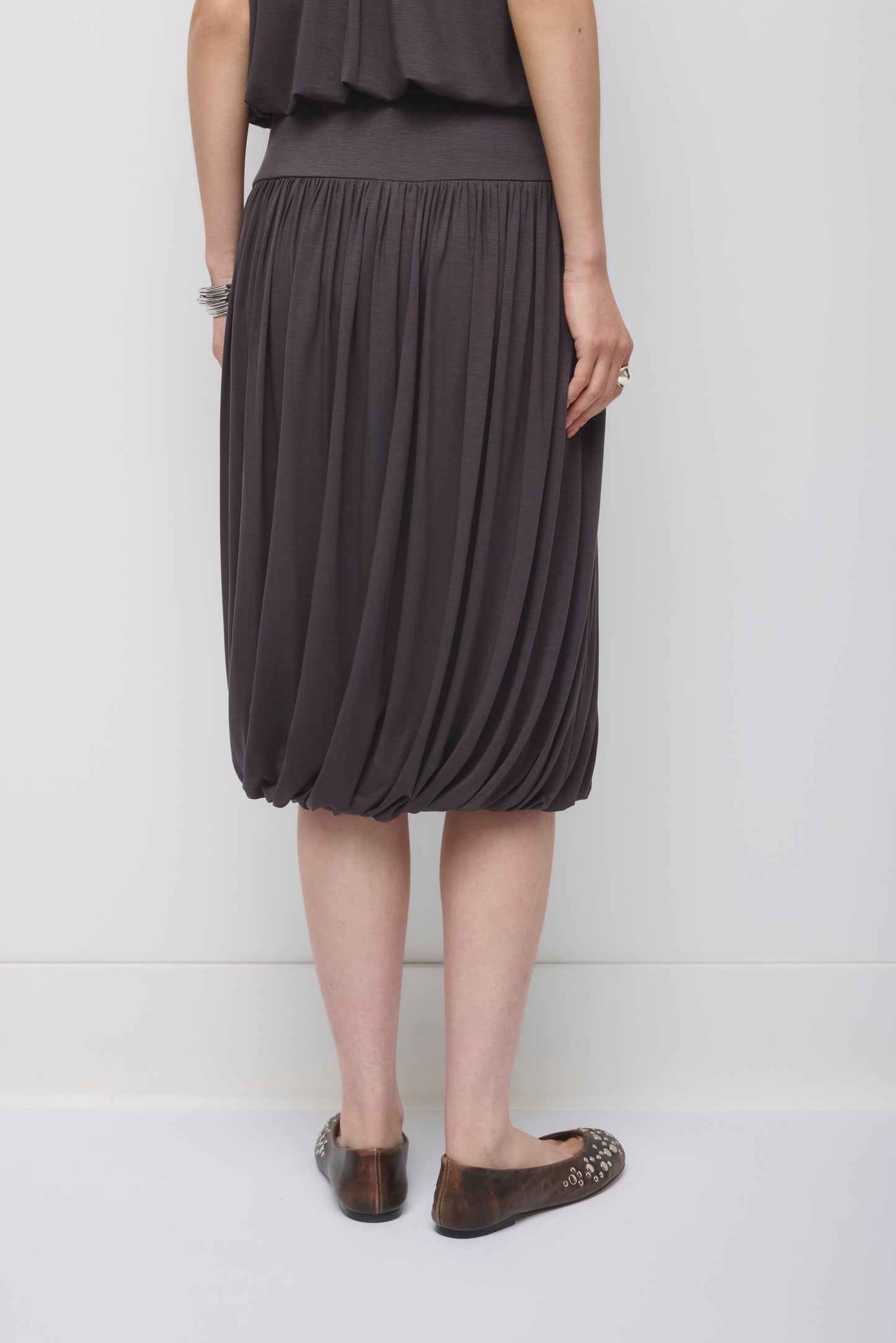 Women's Yazi Balloon Skirt in Charcoal