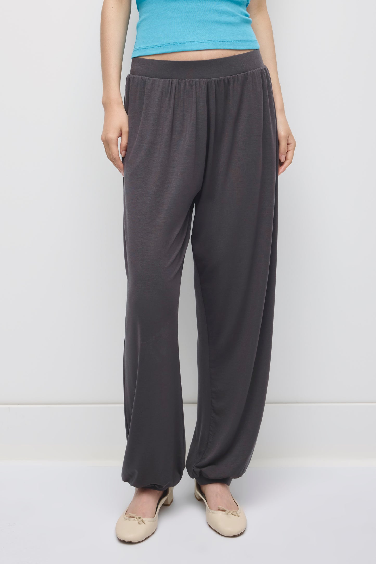 Women's Yazi Balloon Pant in Charcoal