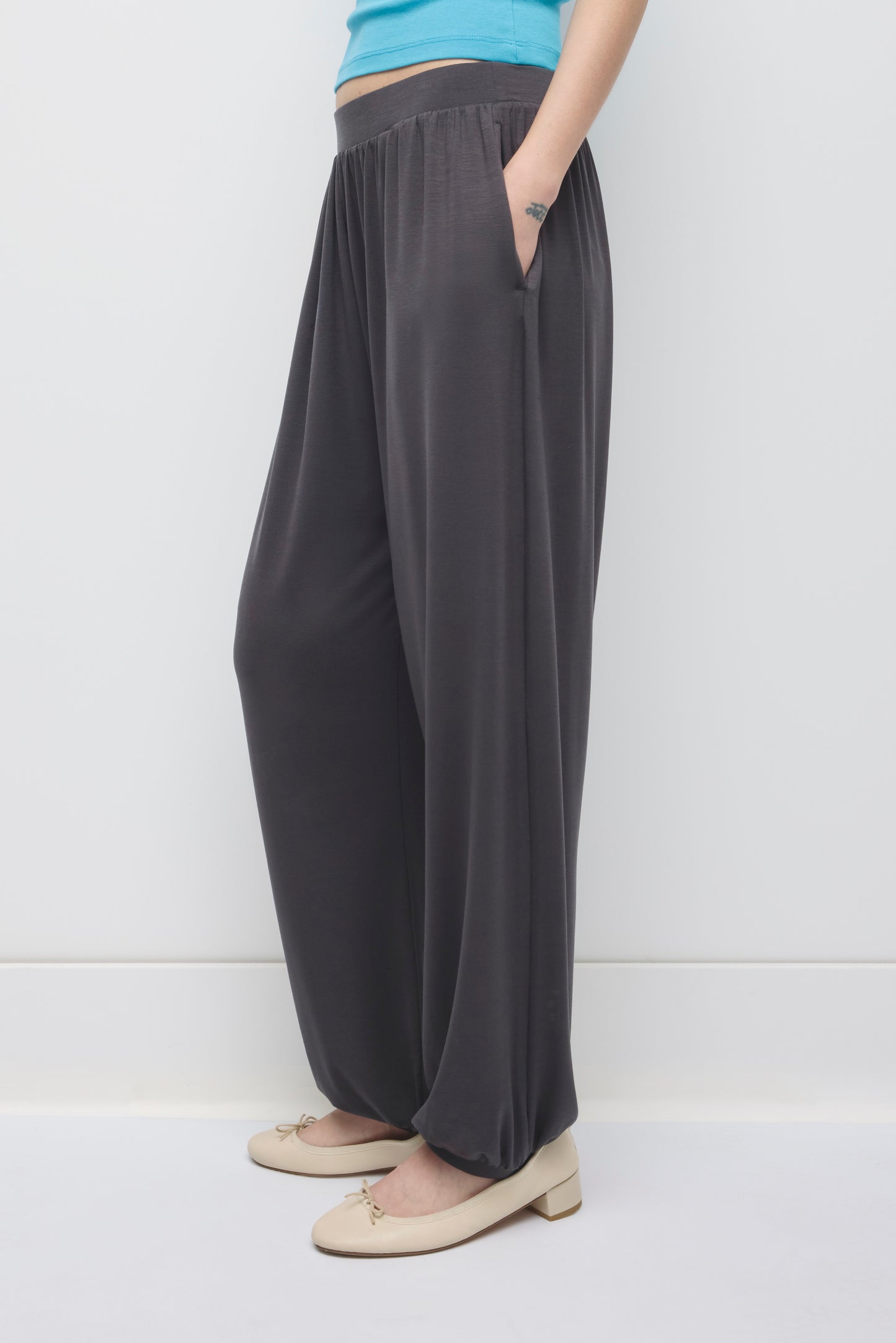 Women's Yazi Balloon Pant in Charcoal