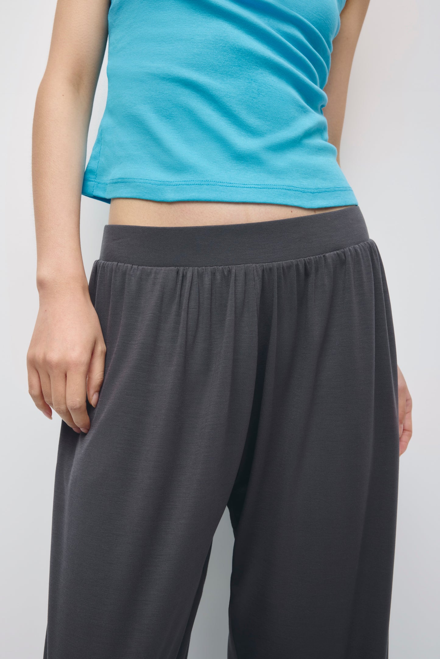 Women's Yazi Balloon Pant in Charcoal