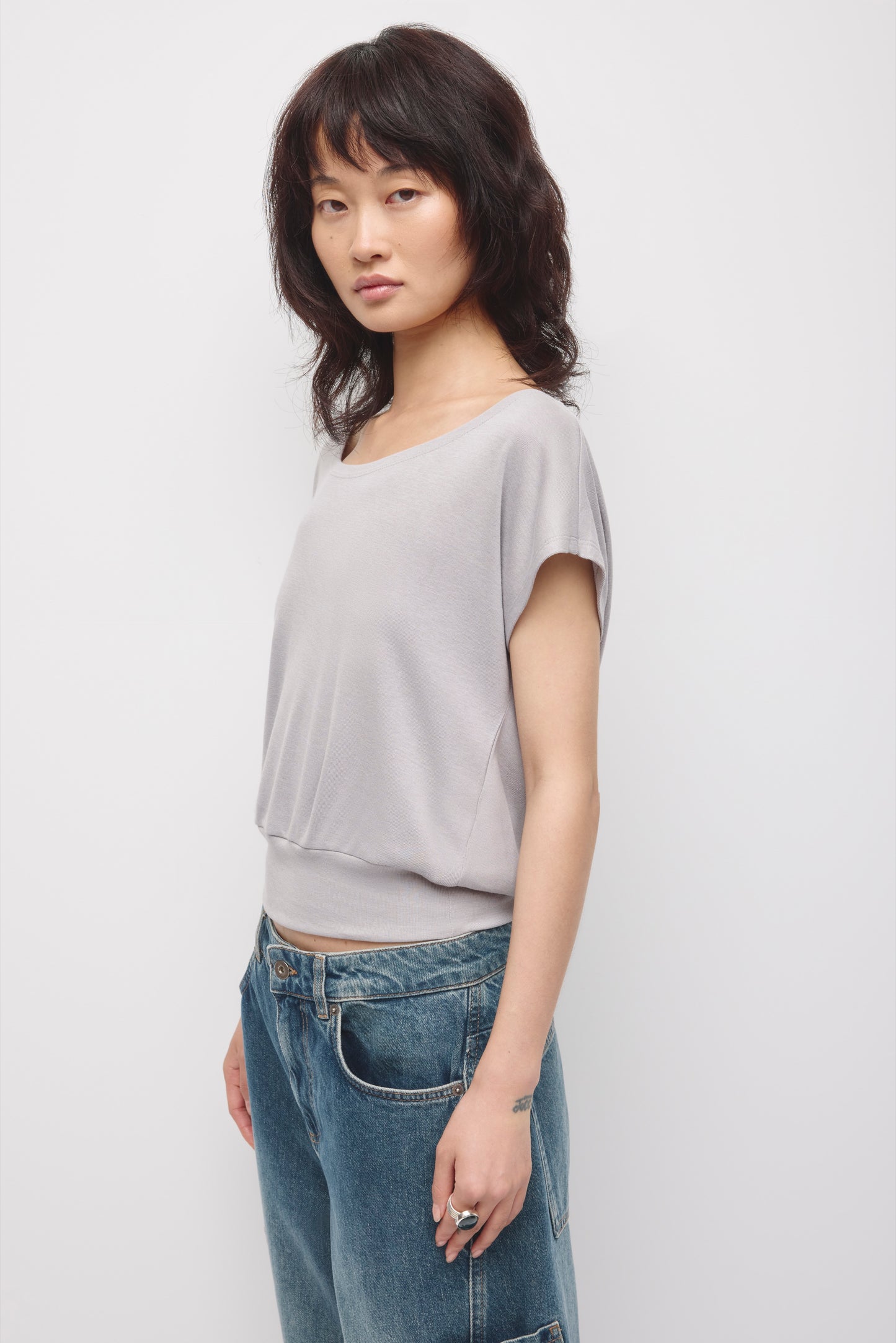 Women's Zahra Off Shoulder Tee in Gypsum