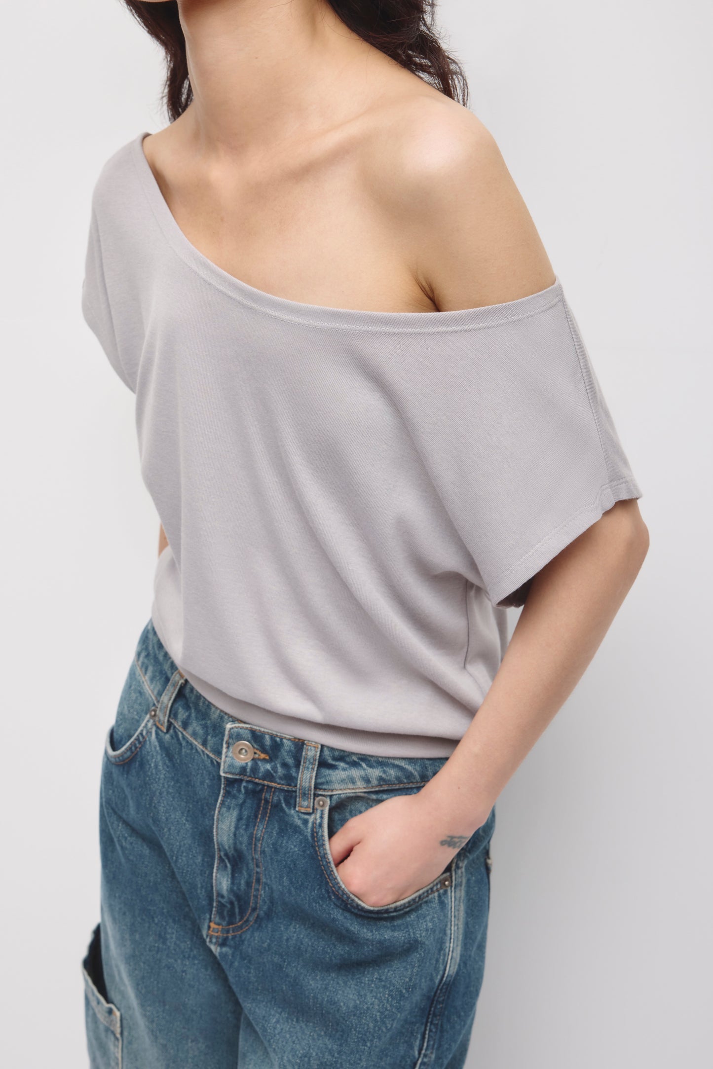 Women's Zahra Off Shoulder Tee in Gypsum