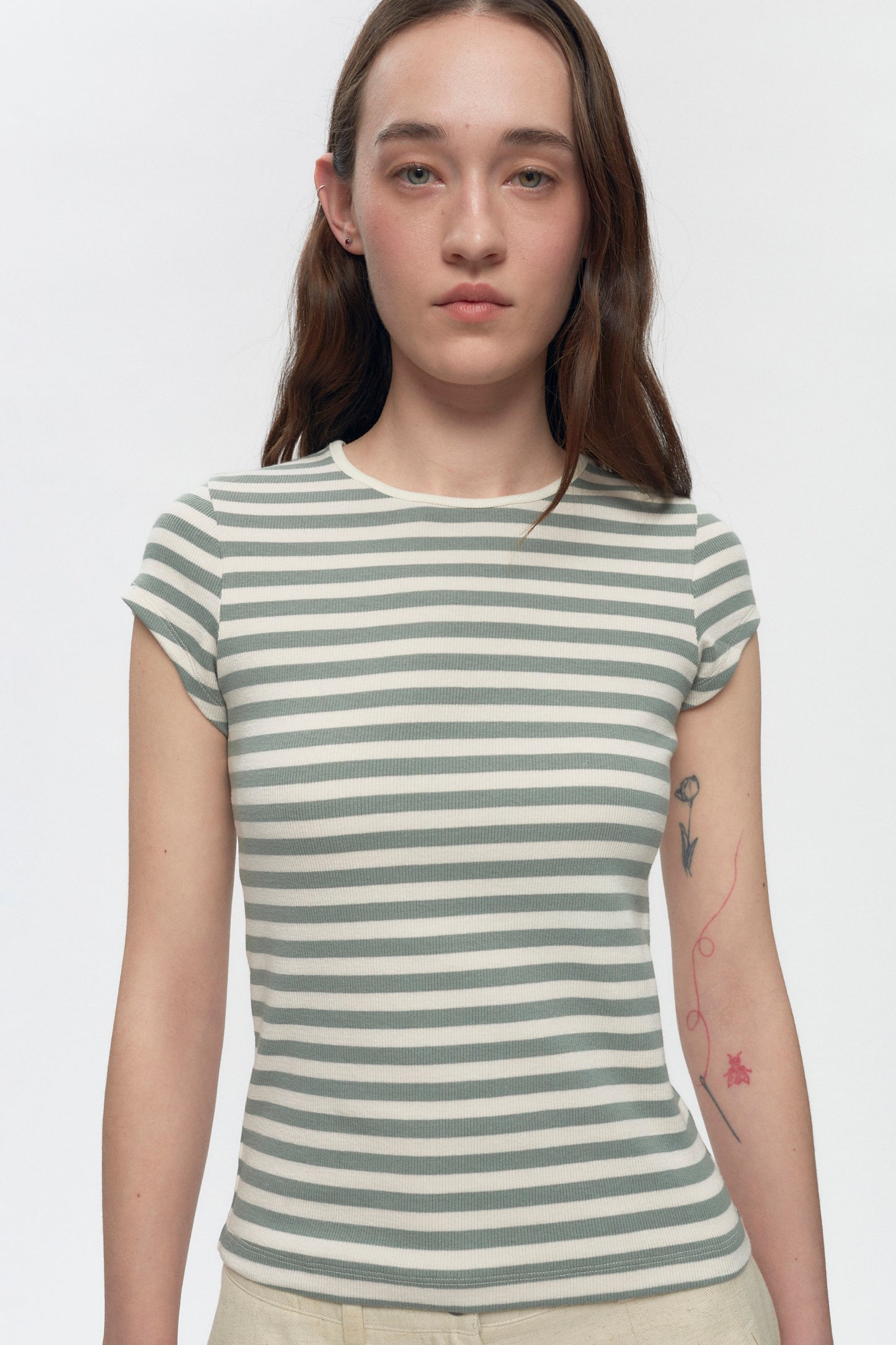 Elizabeth is 5’11" is a regular XS and is wearing a S.