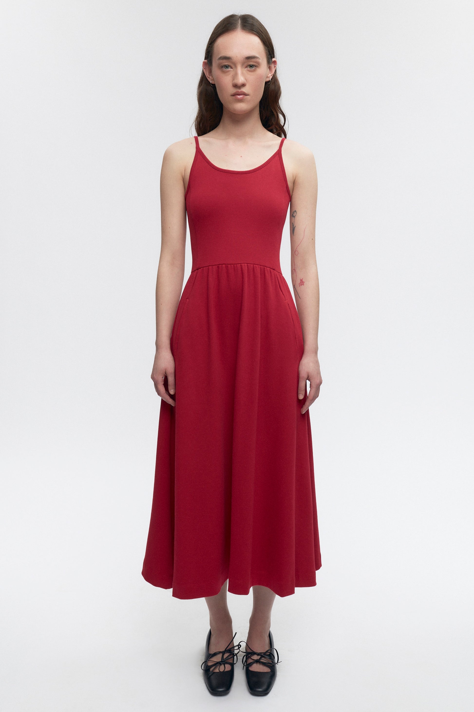 Elizabeth is 5’11" is a regular XS and is wearing an XS.