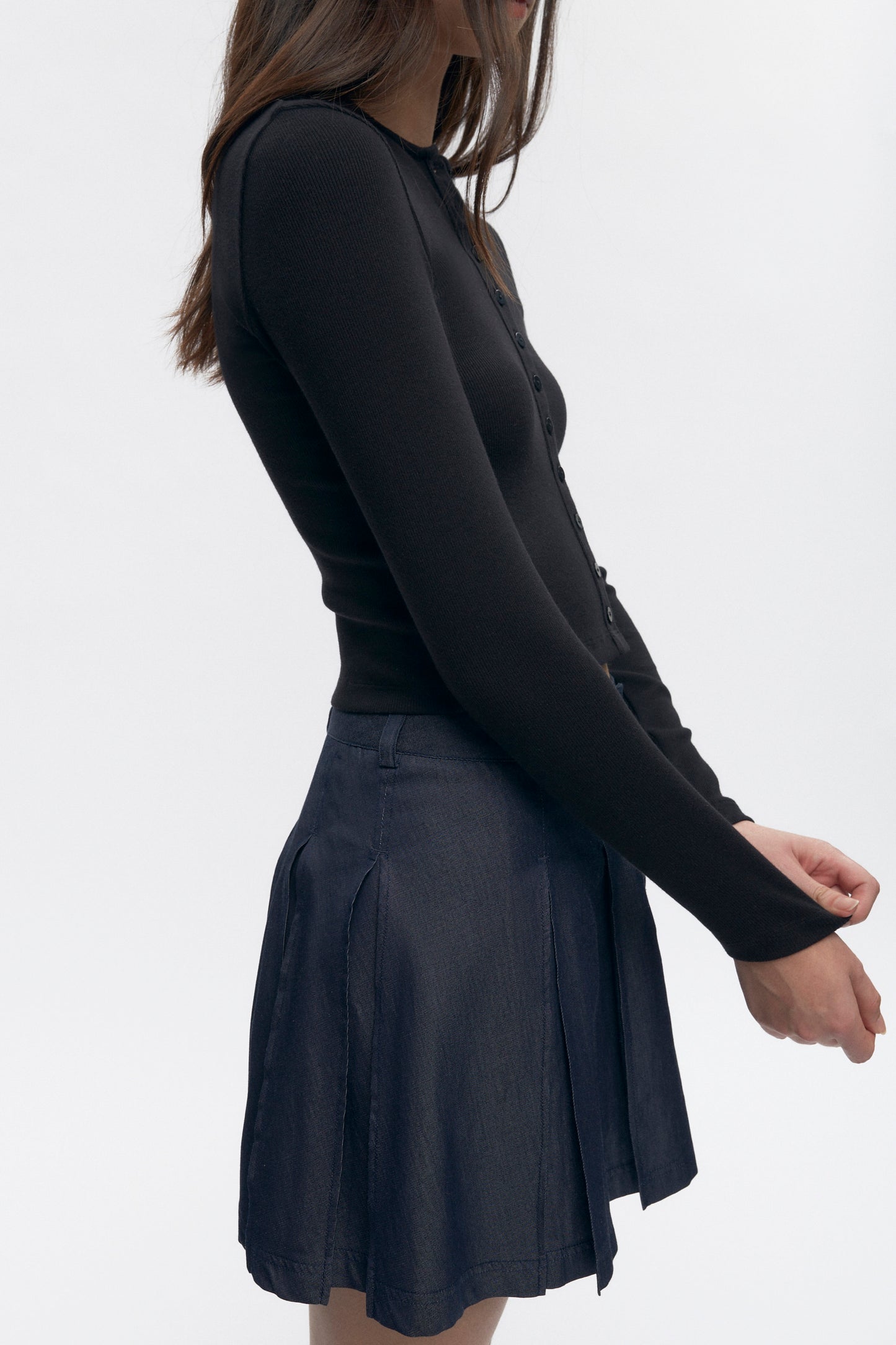 Women's Crew Neck Cardigan in Black