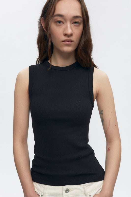 Elizabeth is 5’11" is a regular XS and is wearing an XS.