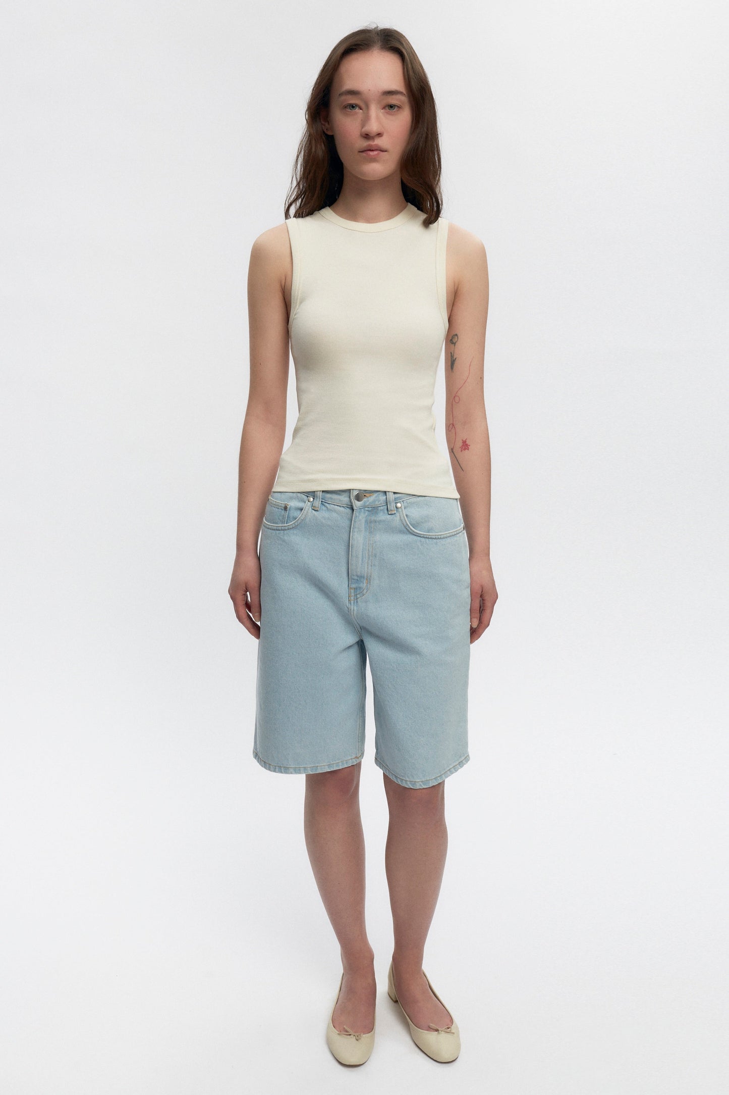 Elizabeth is 5’11" is a regular XS and is wearing an S.