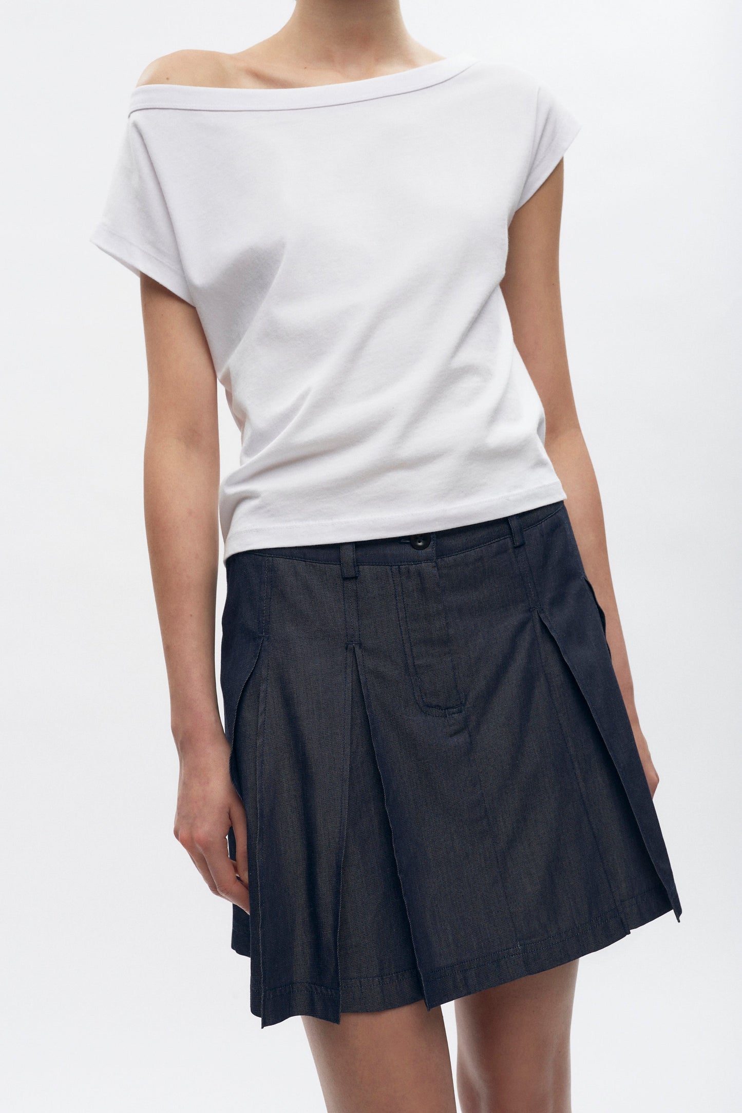 Cami is 5ft 11in, a regular size 2 and wearing a 2. 