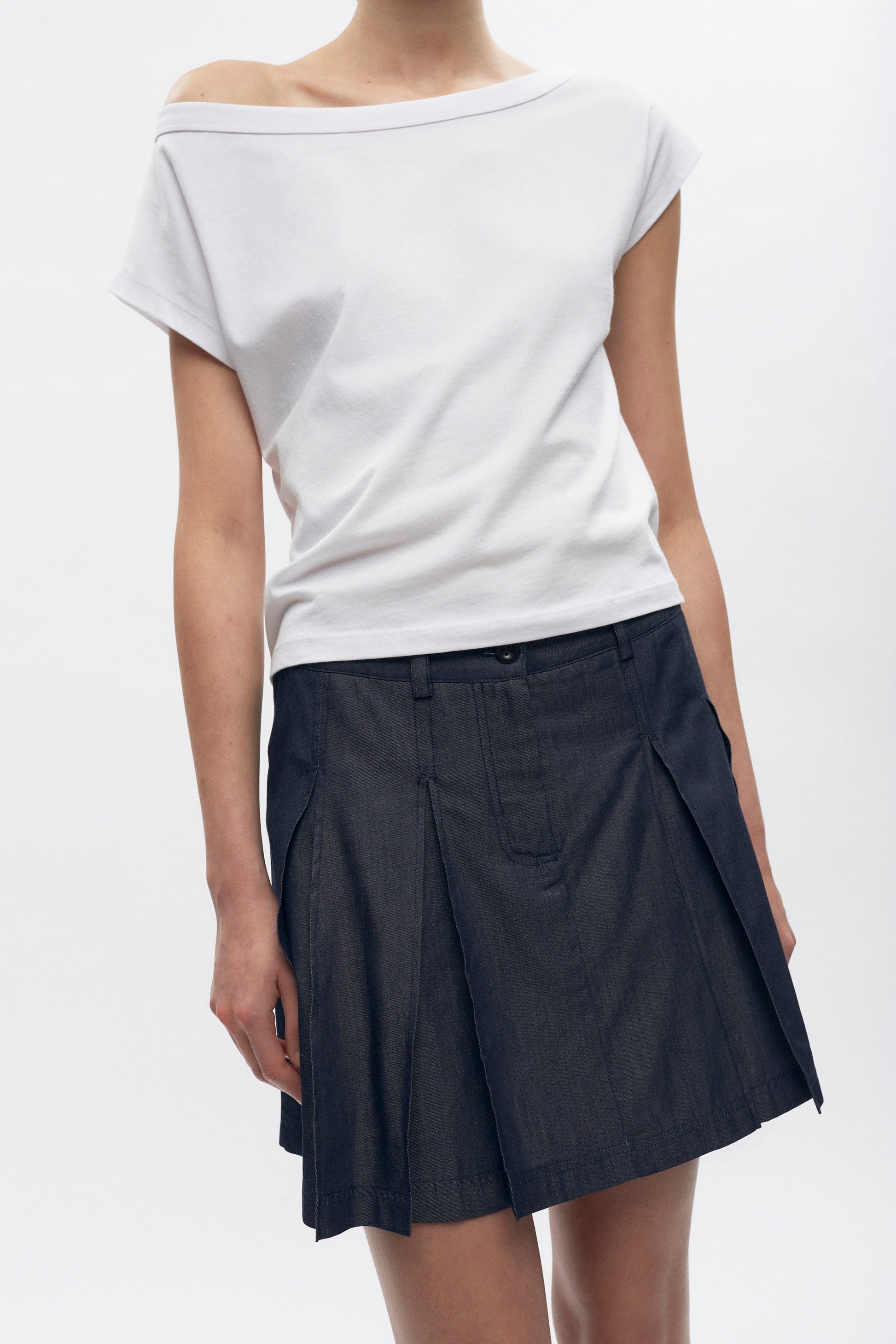 Cami is 5ft 11in, a regular size 2 and wearing a 2. 