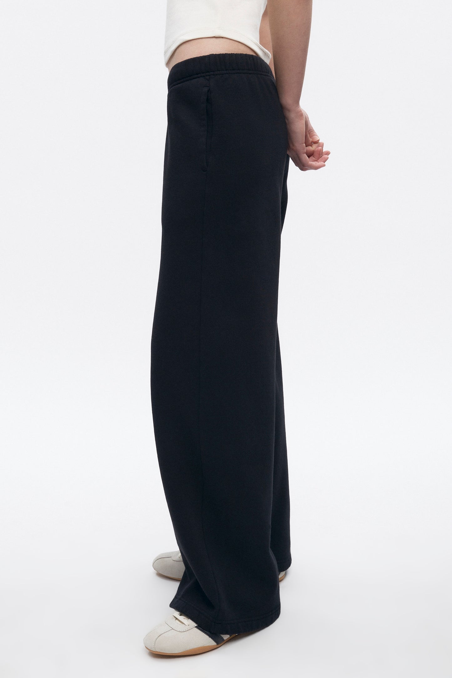 Women's Essential Straight Sweatpant in Black