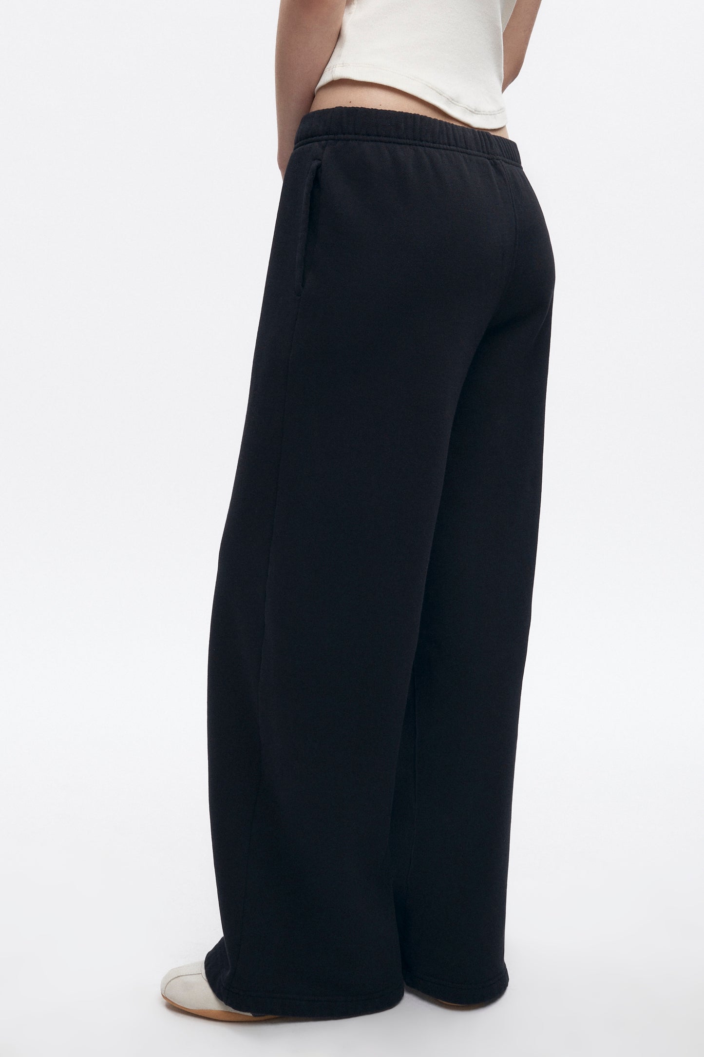 Women's Essential Straight Sweatpant in Black