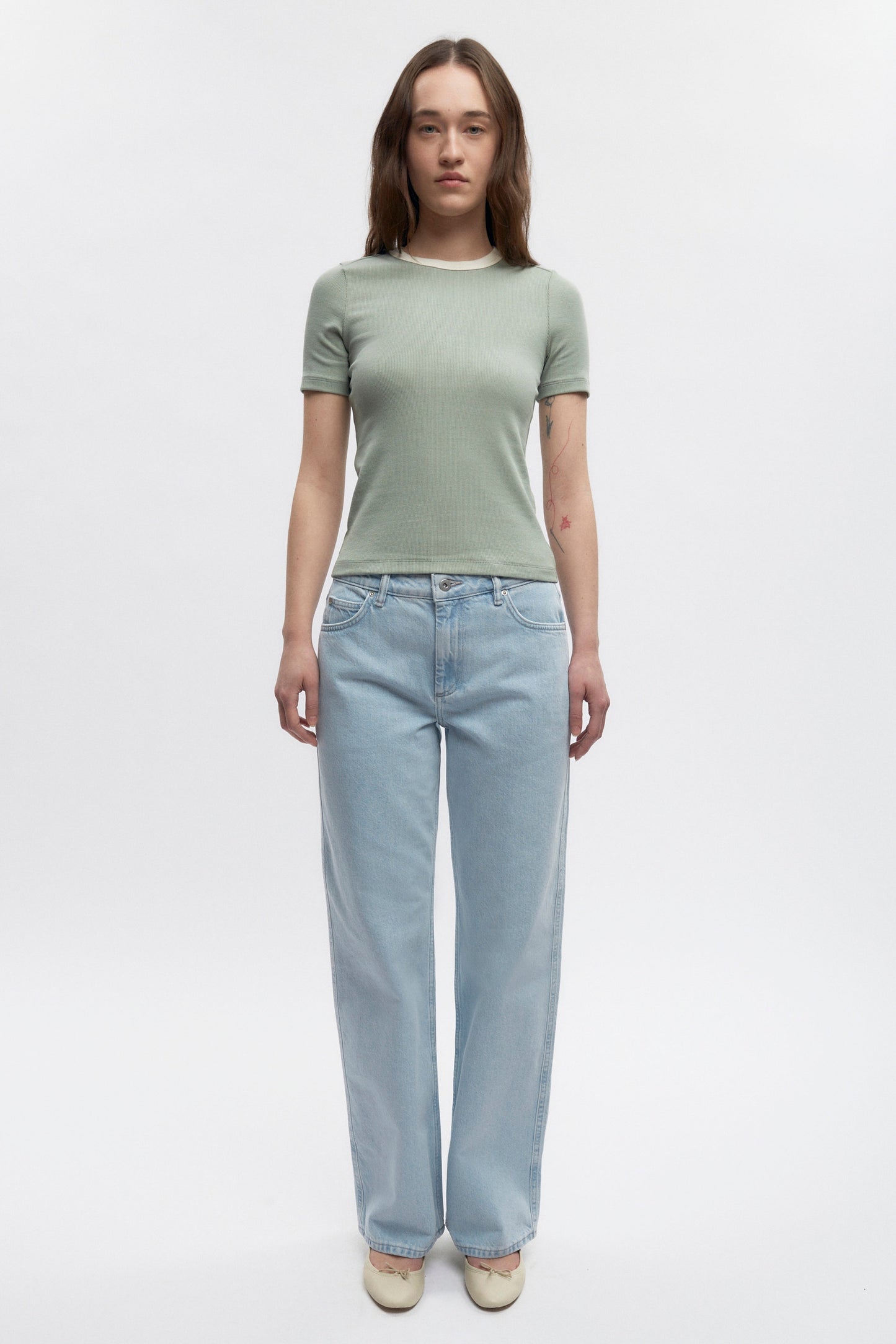 Elizabeth is 5’11" is a regular XS and is wearing a S.