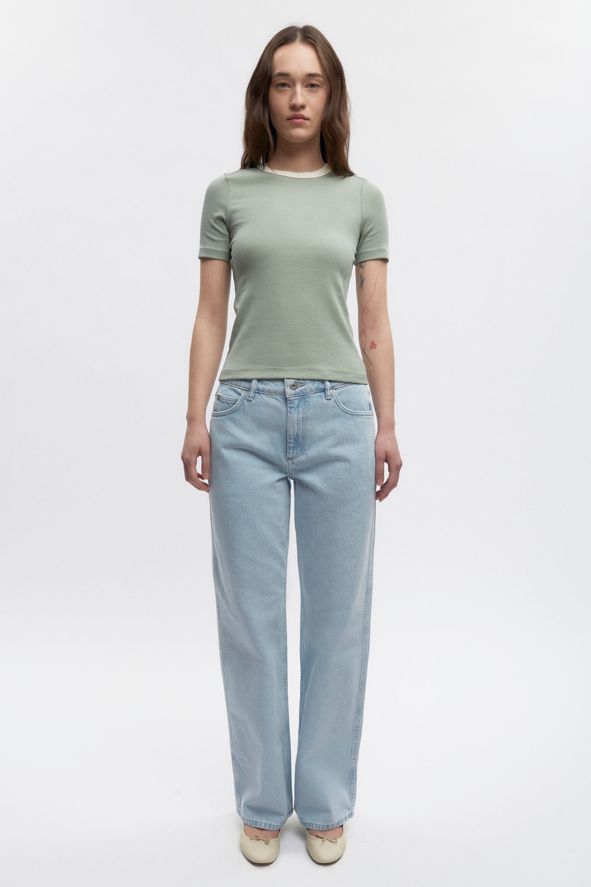 Elizabeth is 5’11" is a regular XS and is wearing a S.
