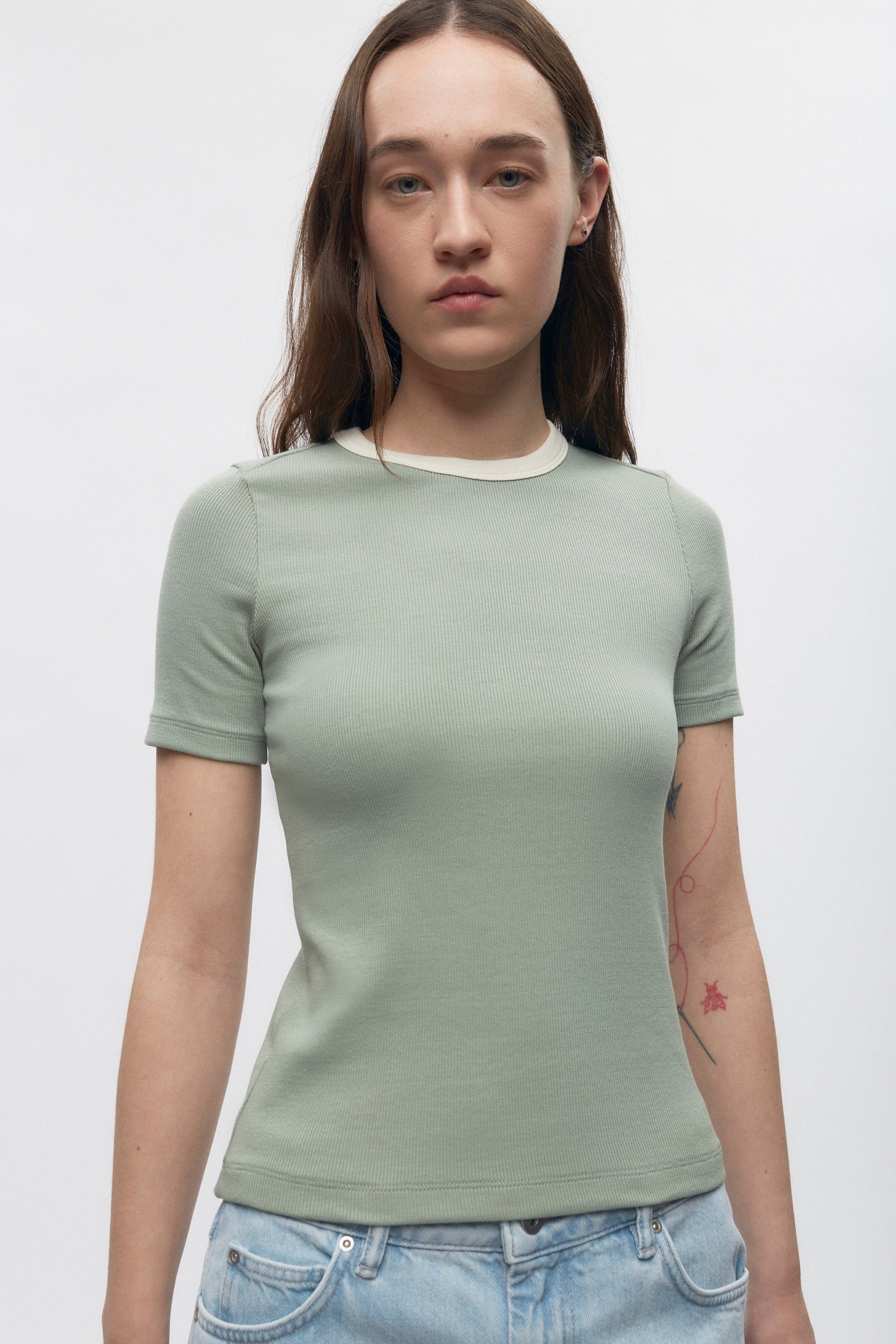 Elizabeth is 5’11" is a regular XS and is wearing a S.