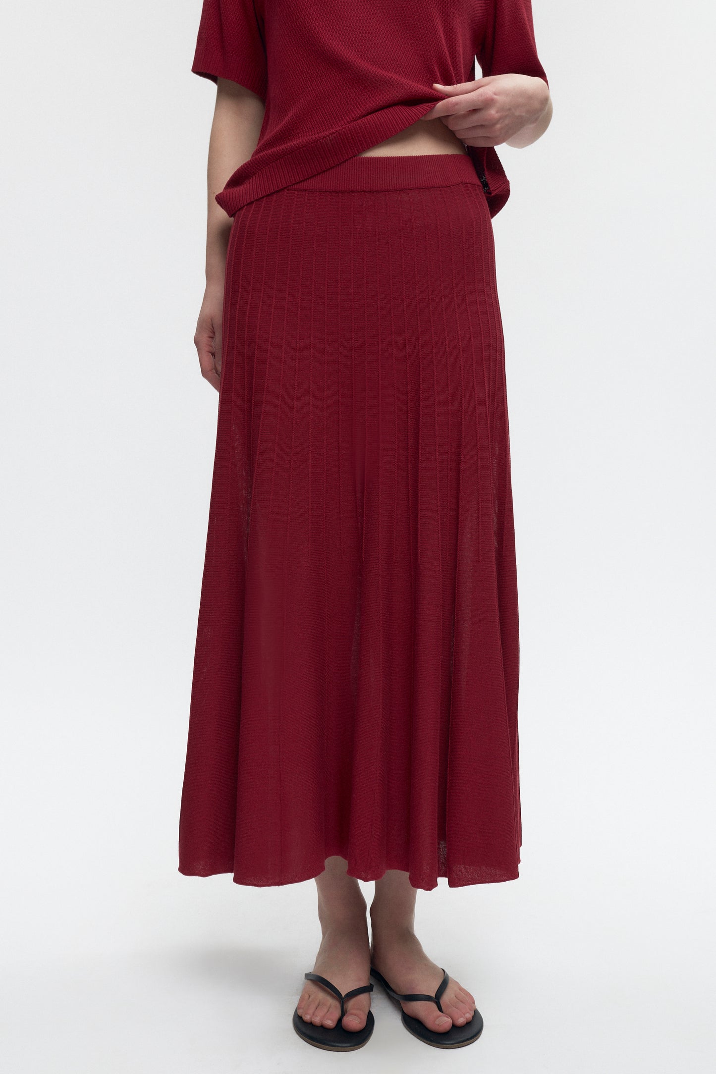 Elizabeth is 5’11" is a regular XS and is wearing an XS.