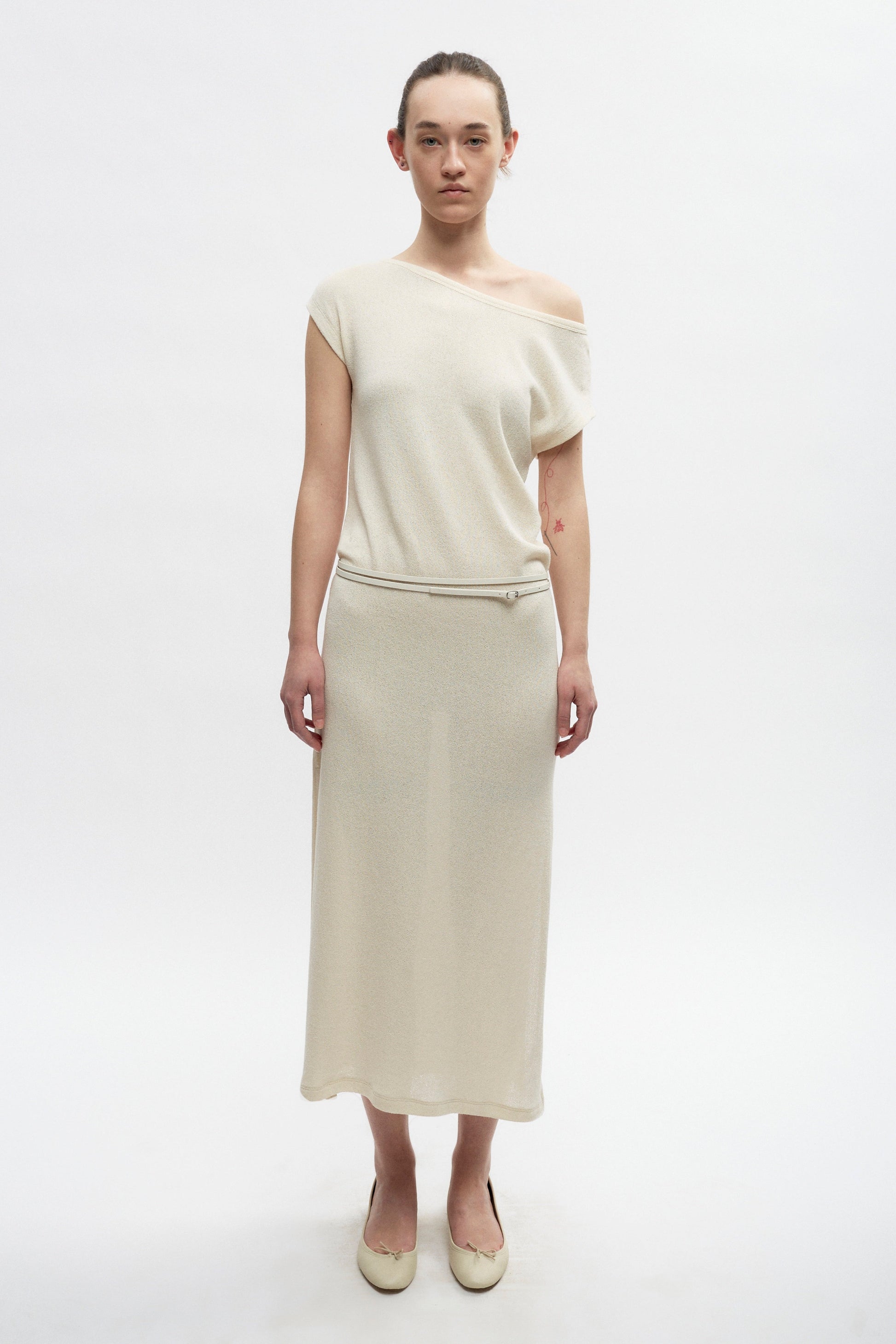 Elizabeth is 5’11" is a regular XS and is wearing an XS.