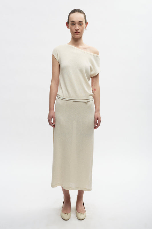 Elizabeth is 5’11" is a regular XS and is wearing an XS.