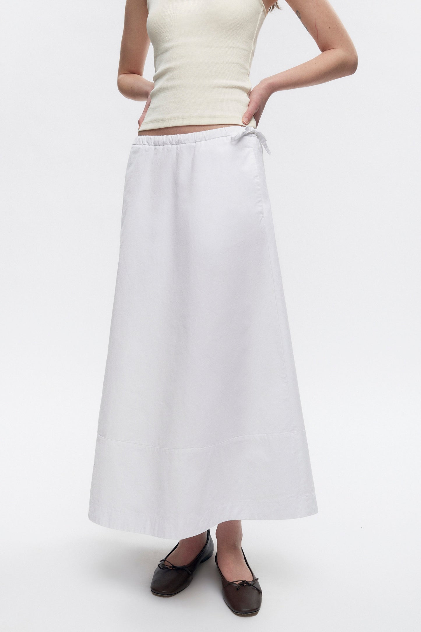Elizabeth is 5’11" is a regular XS and is wearing an XS.