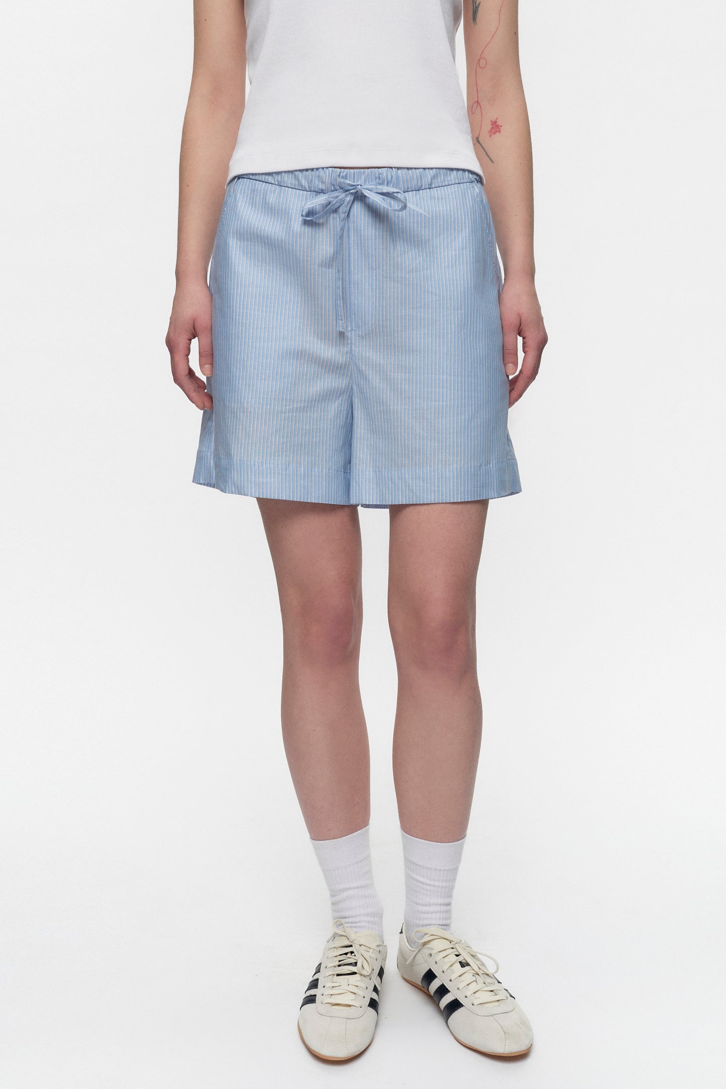 Elizabeth is 5’11" is a regular XS and is wearing an XS.