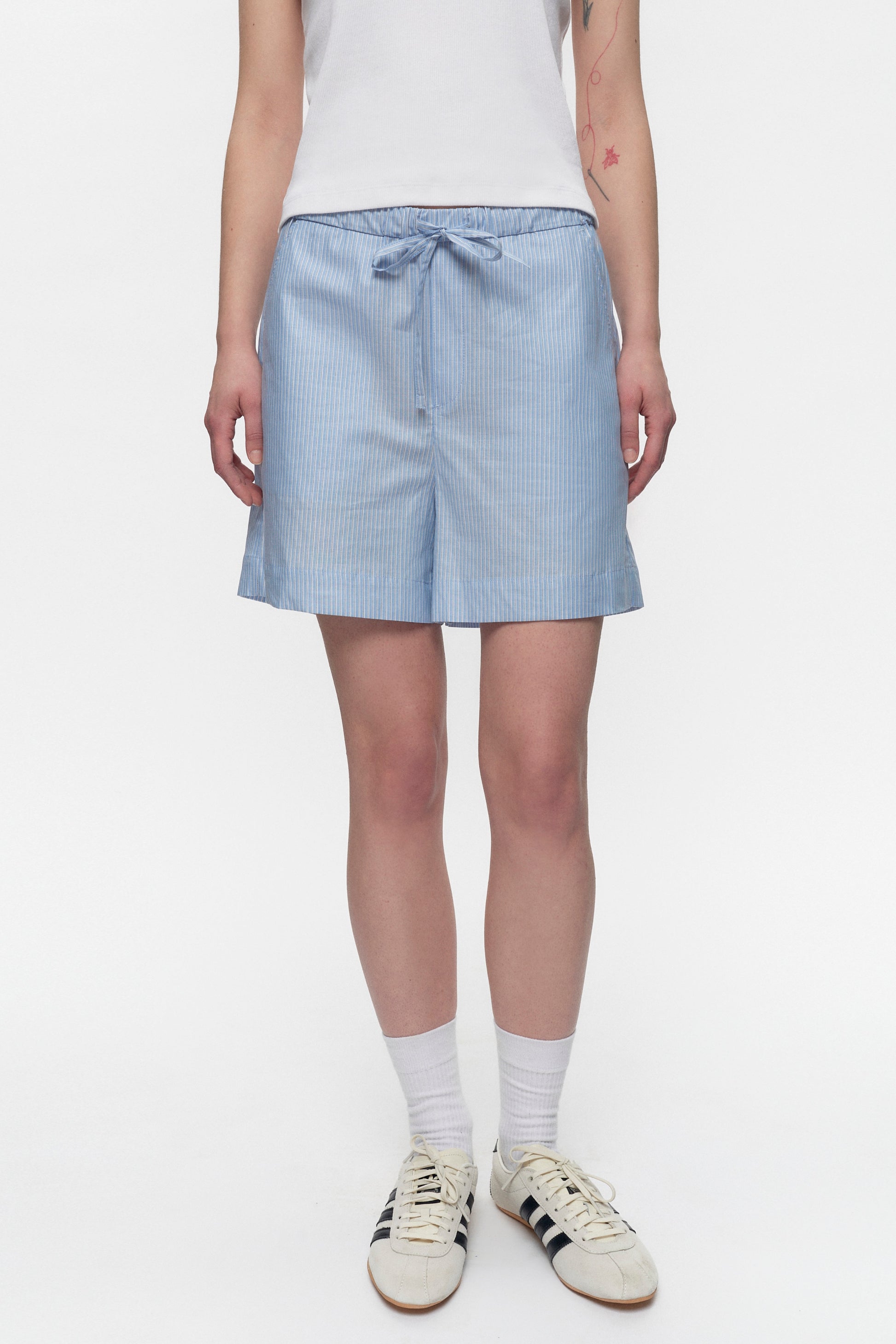 Elizabeth is 5’11" is a regular XS and is wearing an XS.