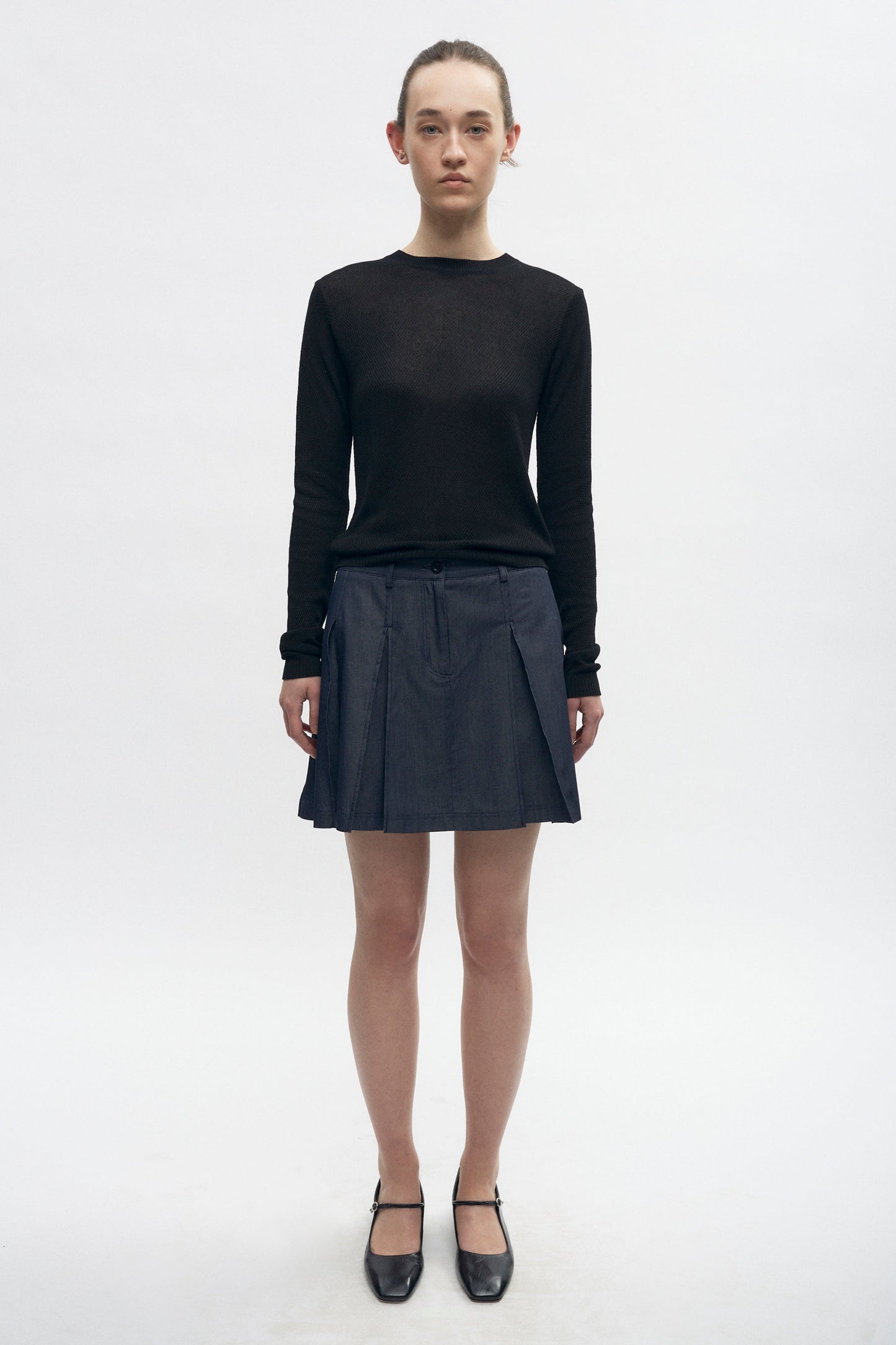 Elizabeth is 5’11" is a regular XS and is wearing an XS.