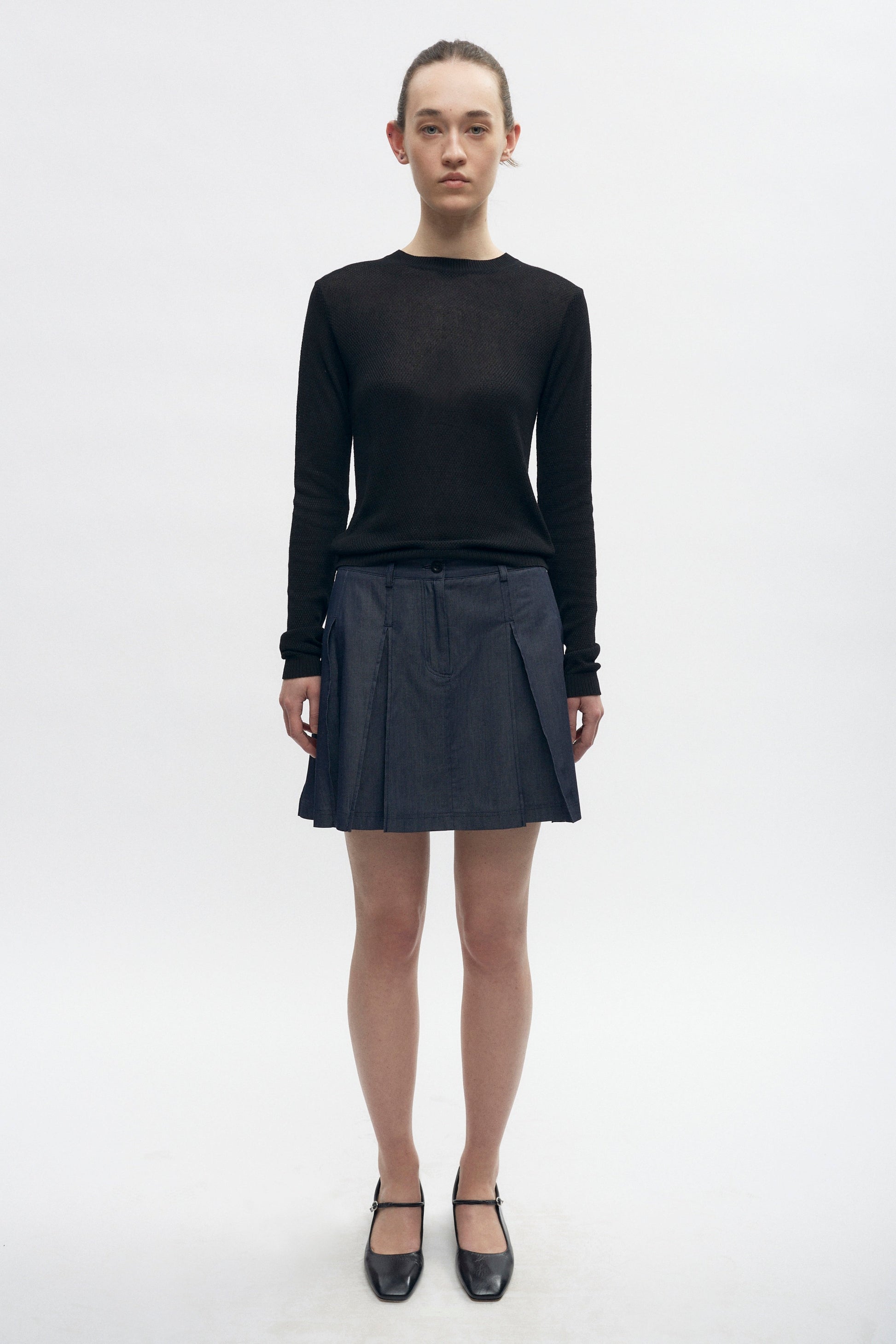 Elizabeth is 5’11" is a regular XS and is wearing an XS.