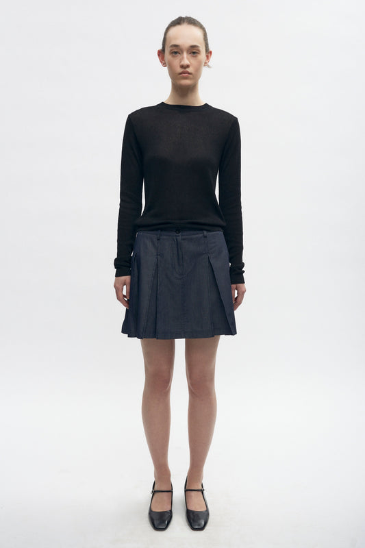 Elizabeth is 5’11" is a regular XS and is wearing an XS.