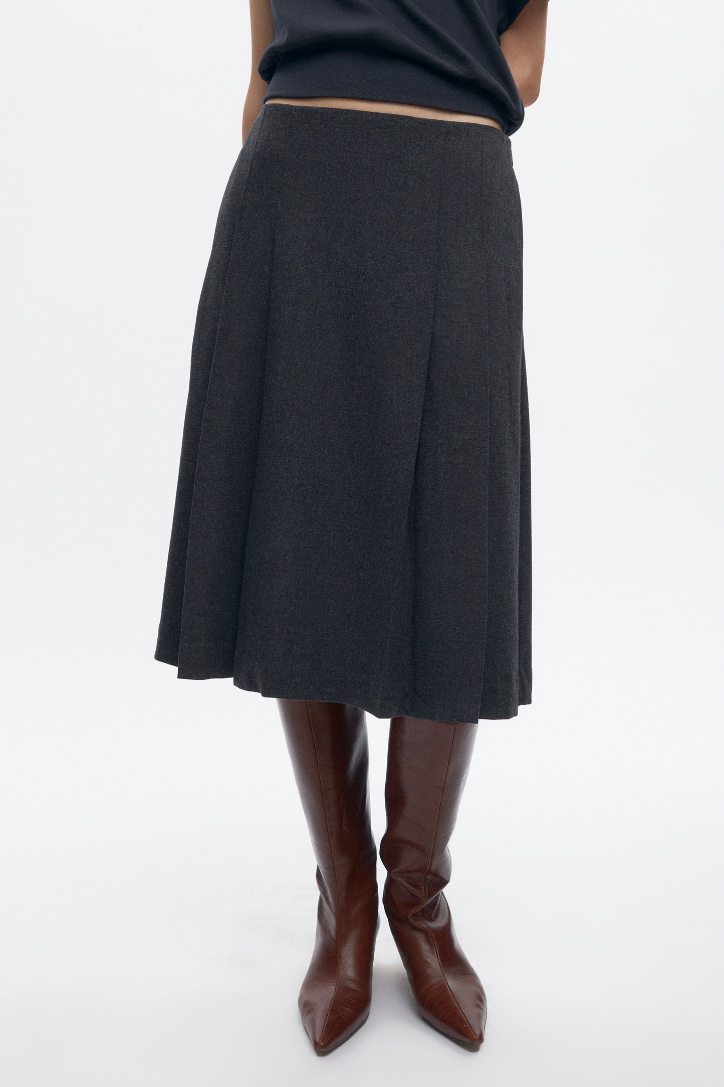 Women's Muna Pleated Midi Skirt in Charcoal