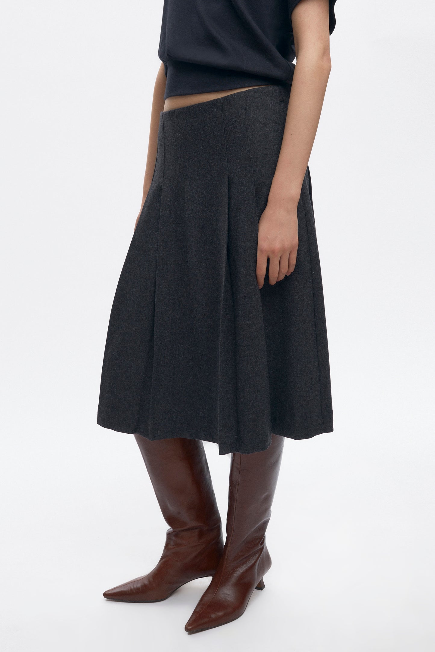 Women's Muna Pleated Midi Skirt in Charcoal