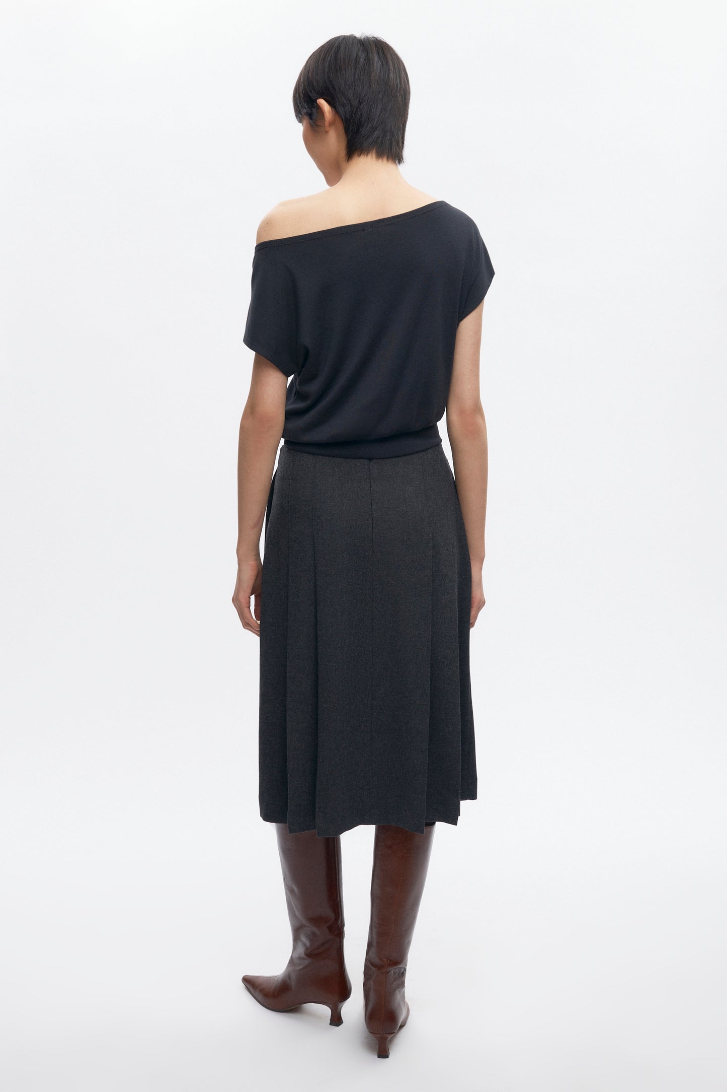 Women's Muna Pleated Midi Skirt in Charcoal