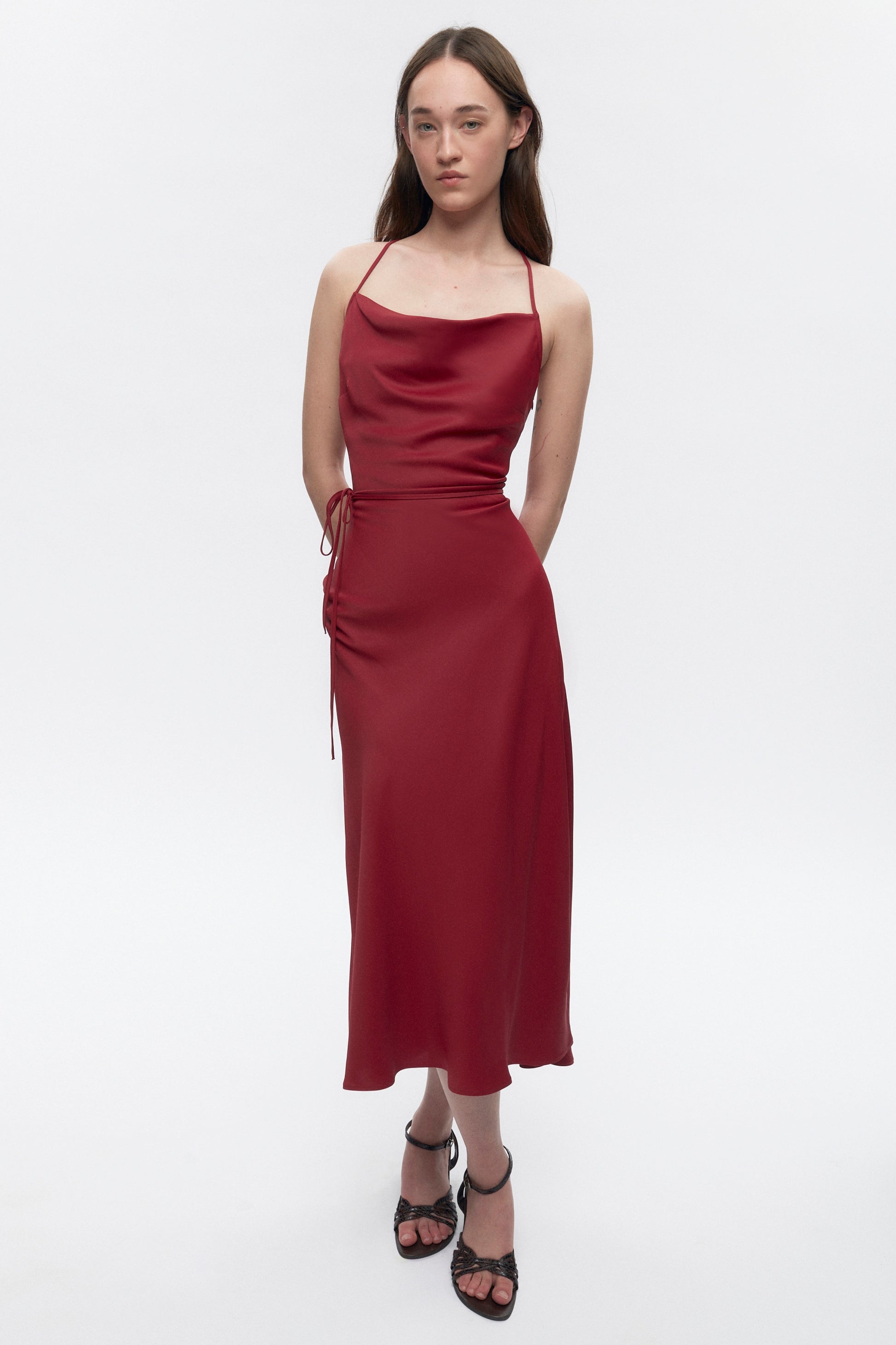 Elizabeth is 5’11" is a regular XS and is wearing an XS.