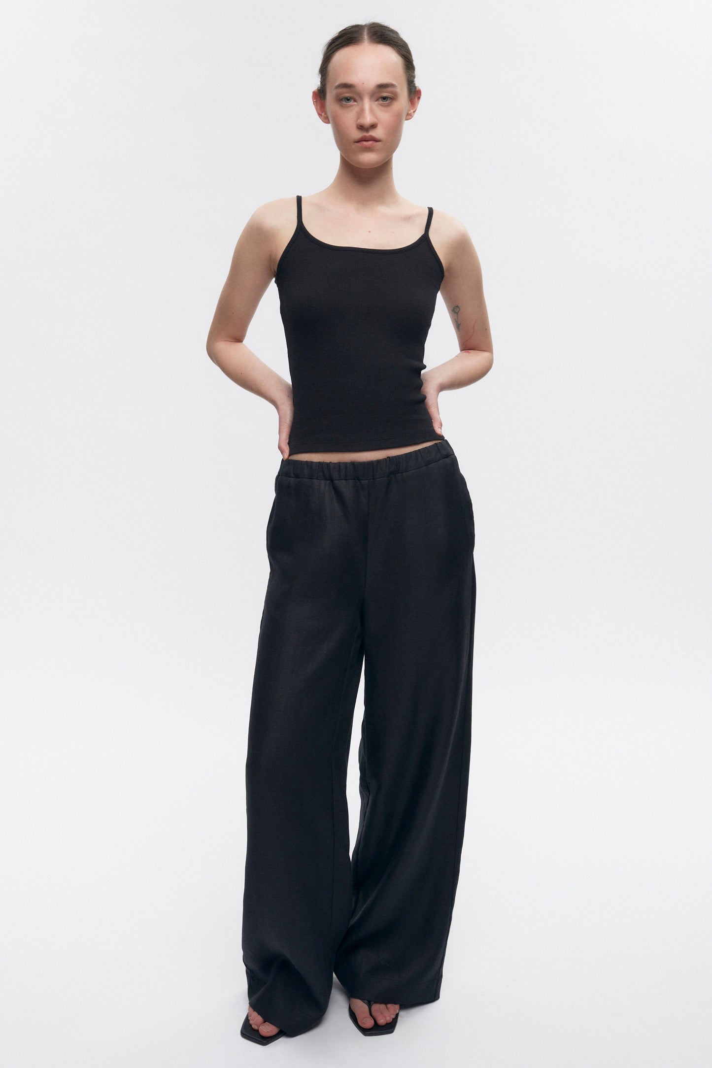 Elizabeth is 5’11" is a regular XS and is wearing a S.