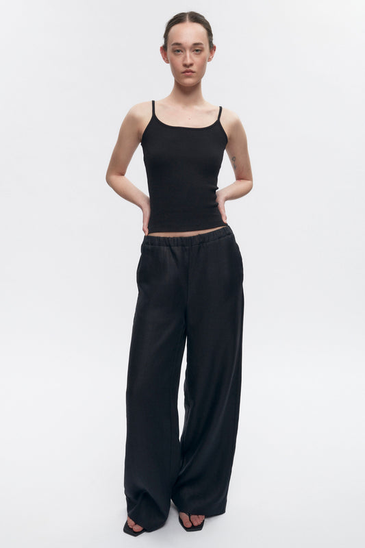 Elizabeth is 5’11" is a regular XS and is wearing a S.