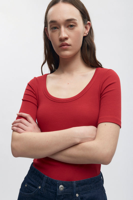 Elizabeth is 5’11" is a regular XS and is wearing an XS.