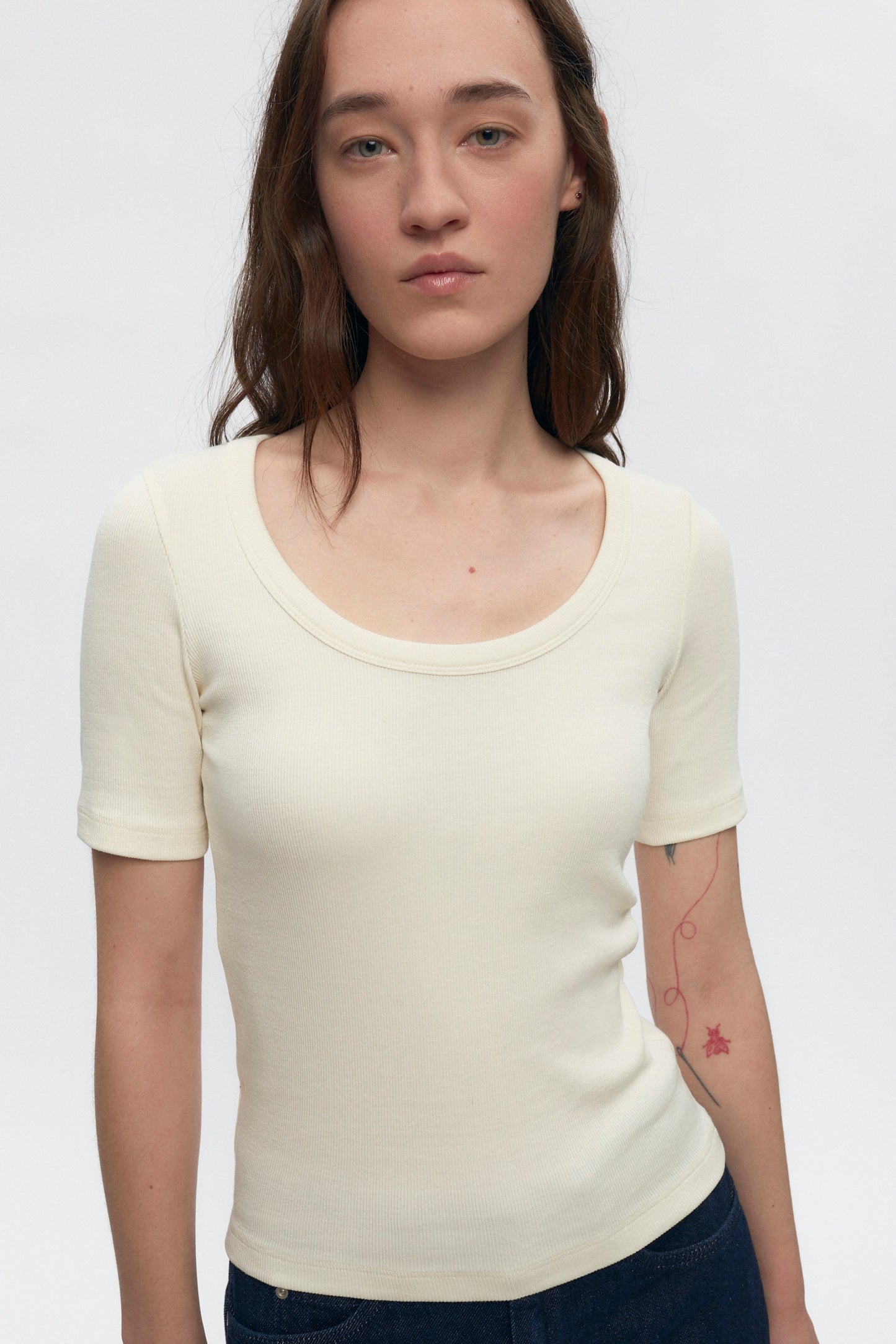 Elizabeth is 5’11" is a regular XS and is wearing a S.