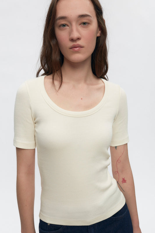 Elizabeth is 5’11" is a regular XS and is wearing a S.