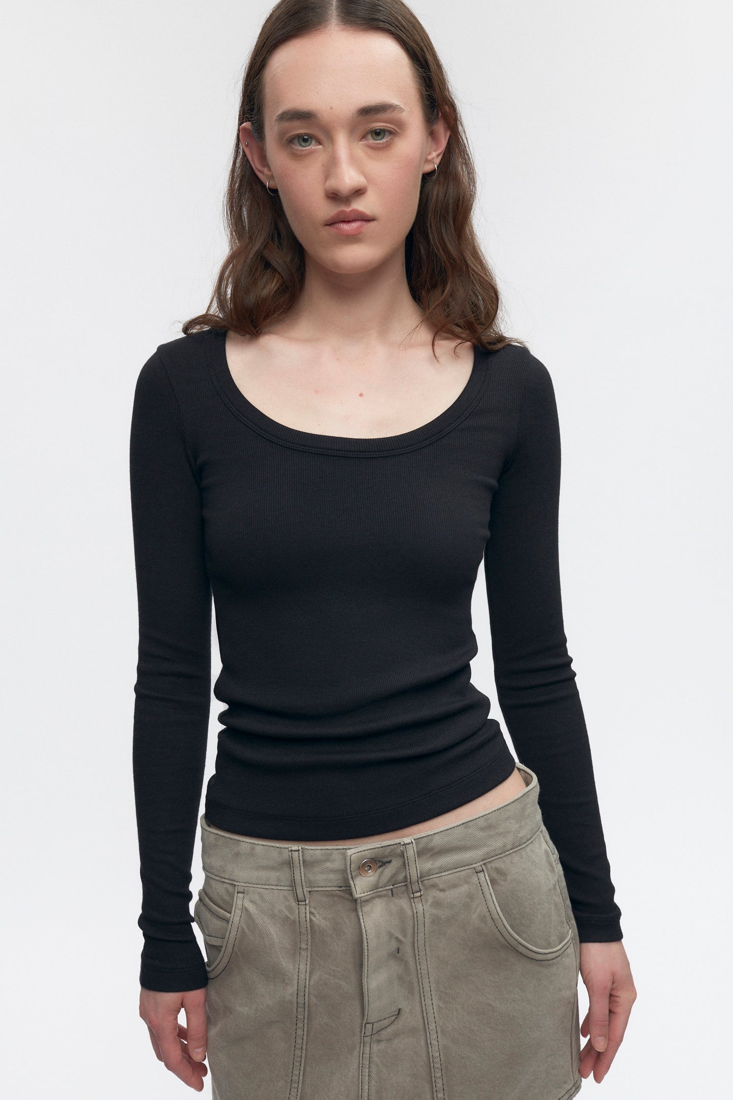 Elizabeth is 5’11" is a regular XS and is wearing an XS.