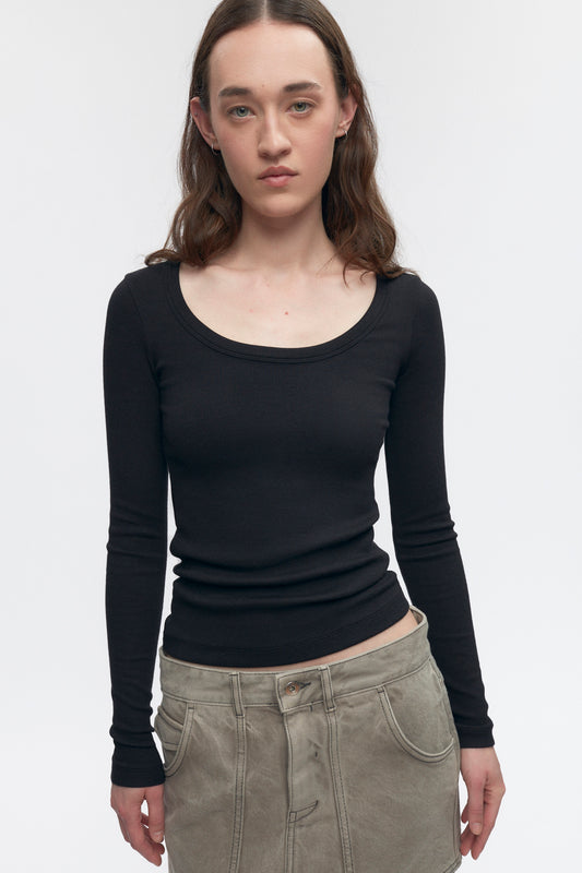 Elizabeth is 5’11" is a regular XS and is wearing an XS.