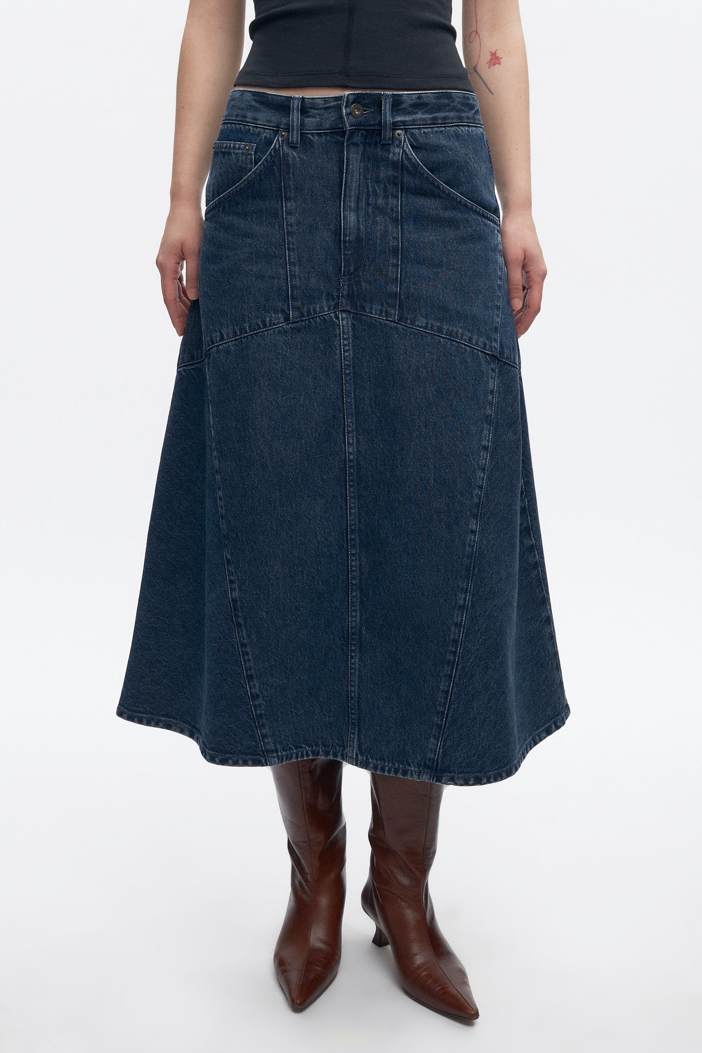 Women's Trace Denim Skirt in Mid Wash
