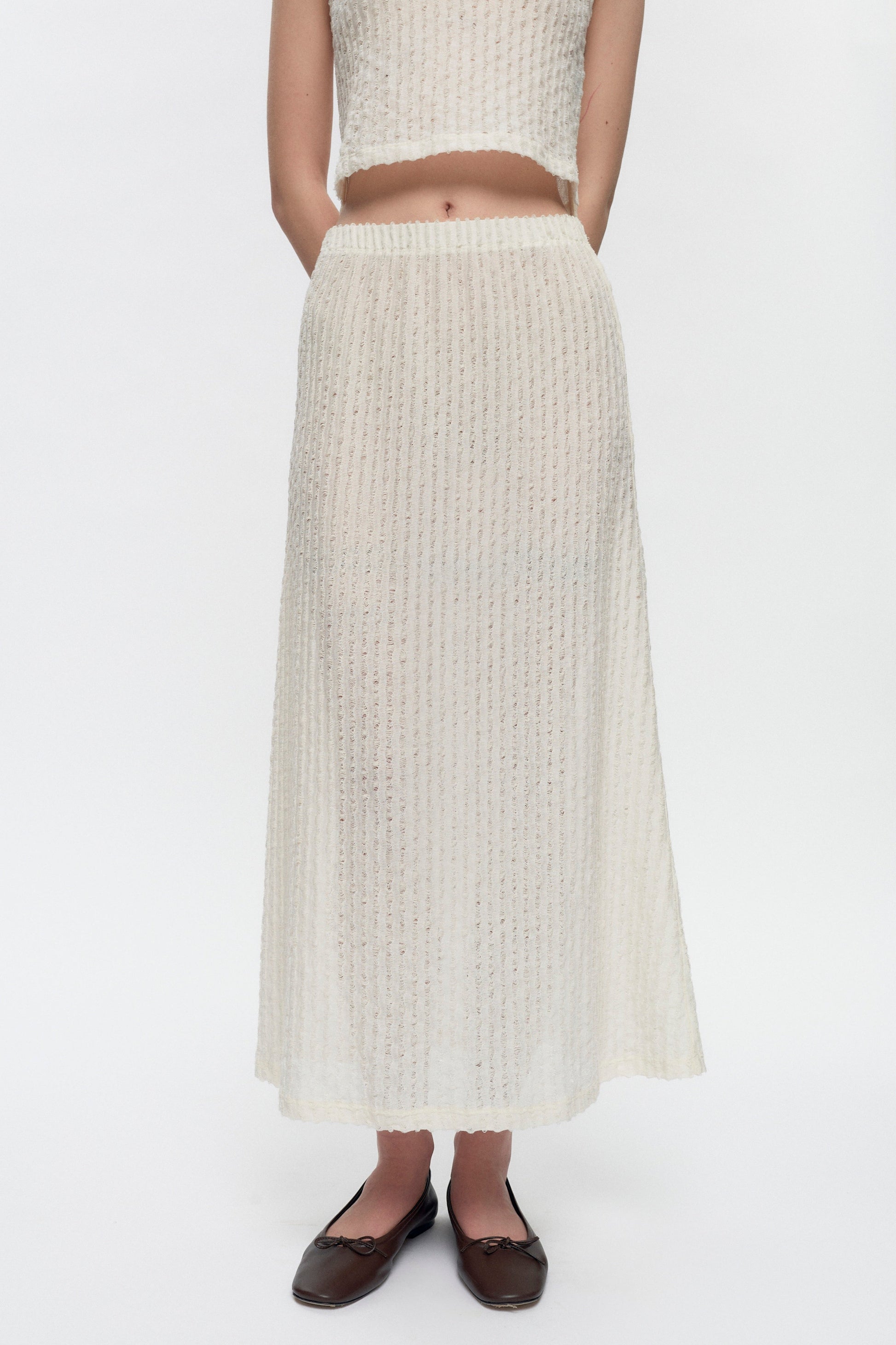 Elizabeth is 5’11" is a regular XS and is wearing an XS.