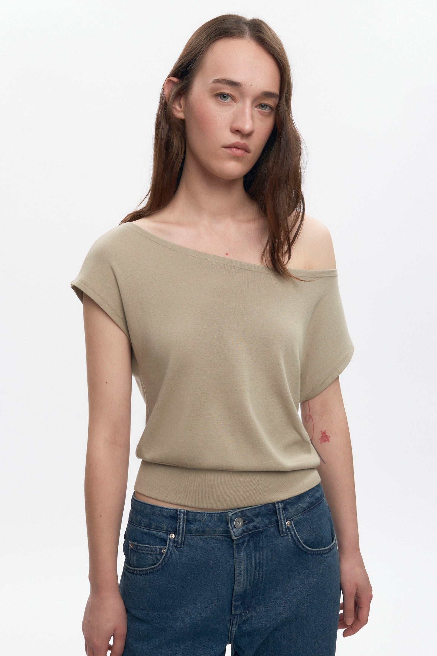 Women's Zahra Off Shoulder Tee in Desert