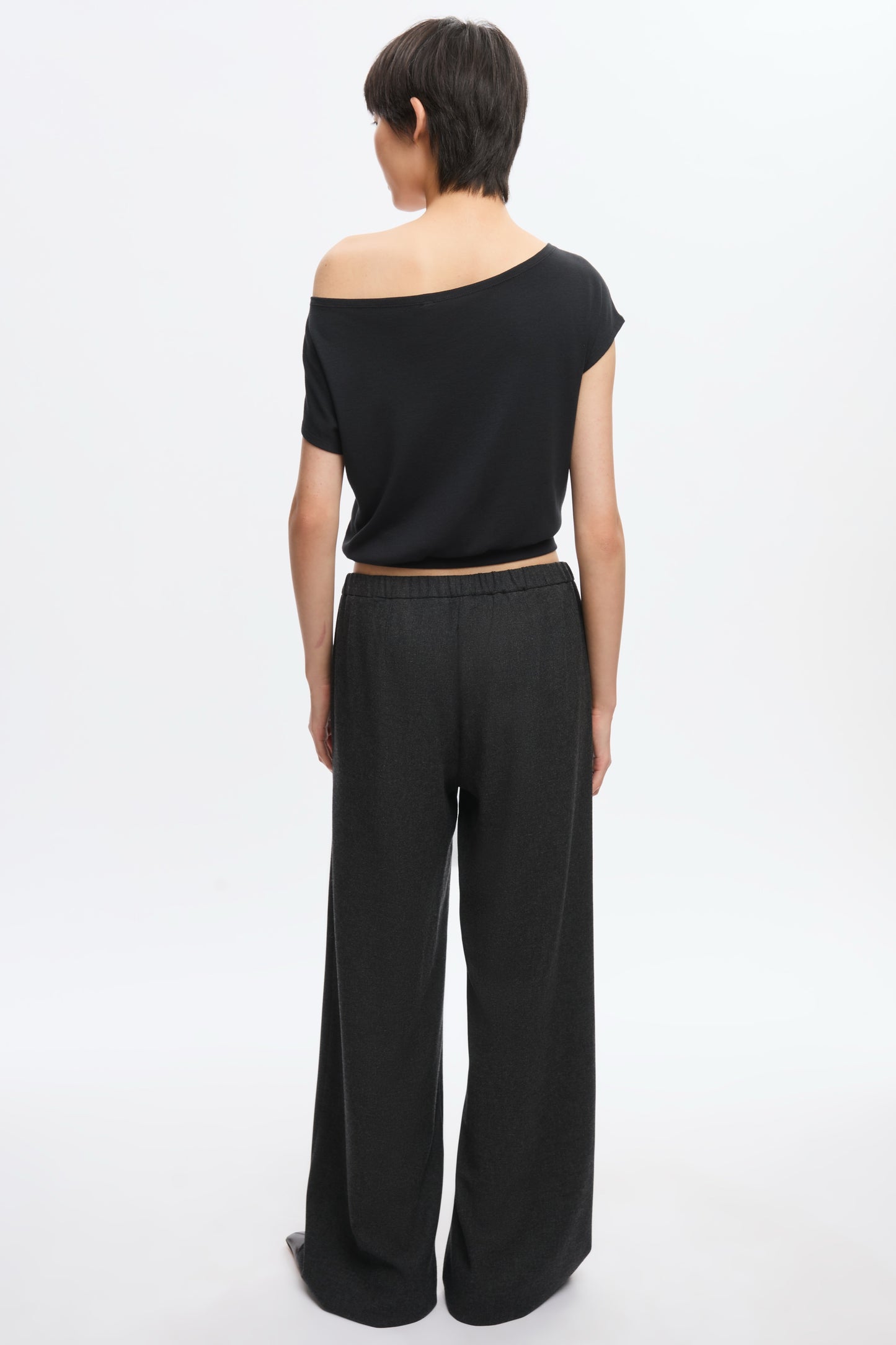 Women's Zahra Off Shoulder Tee in Black